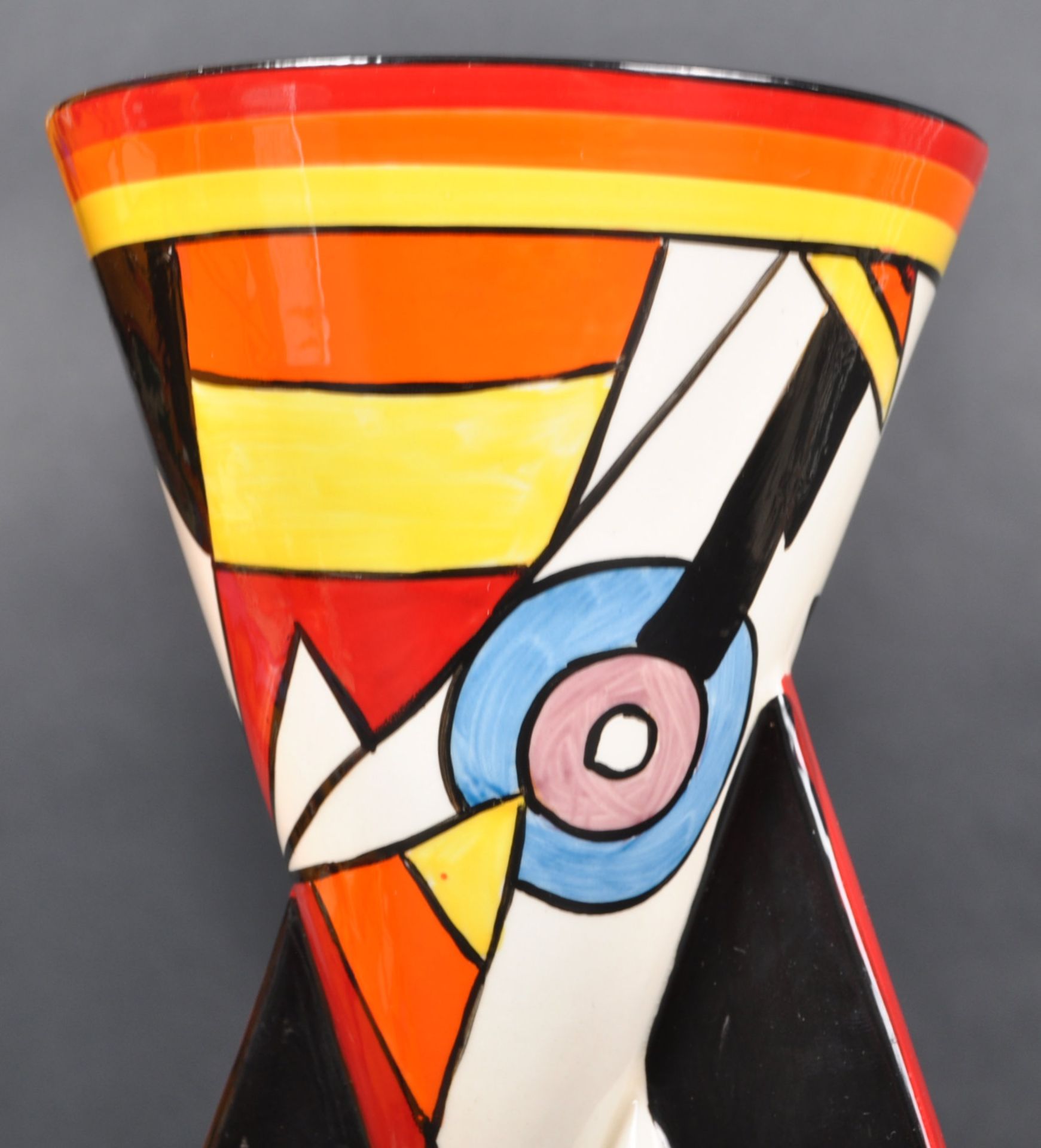 CLARICE CLIFF LIGHTNING YOYO VASE - Image 2 of 5