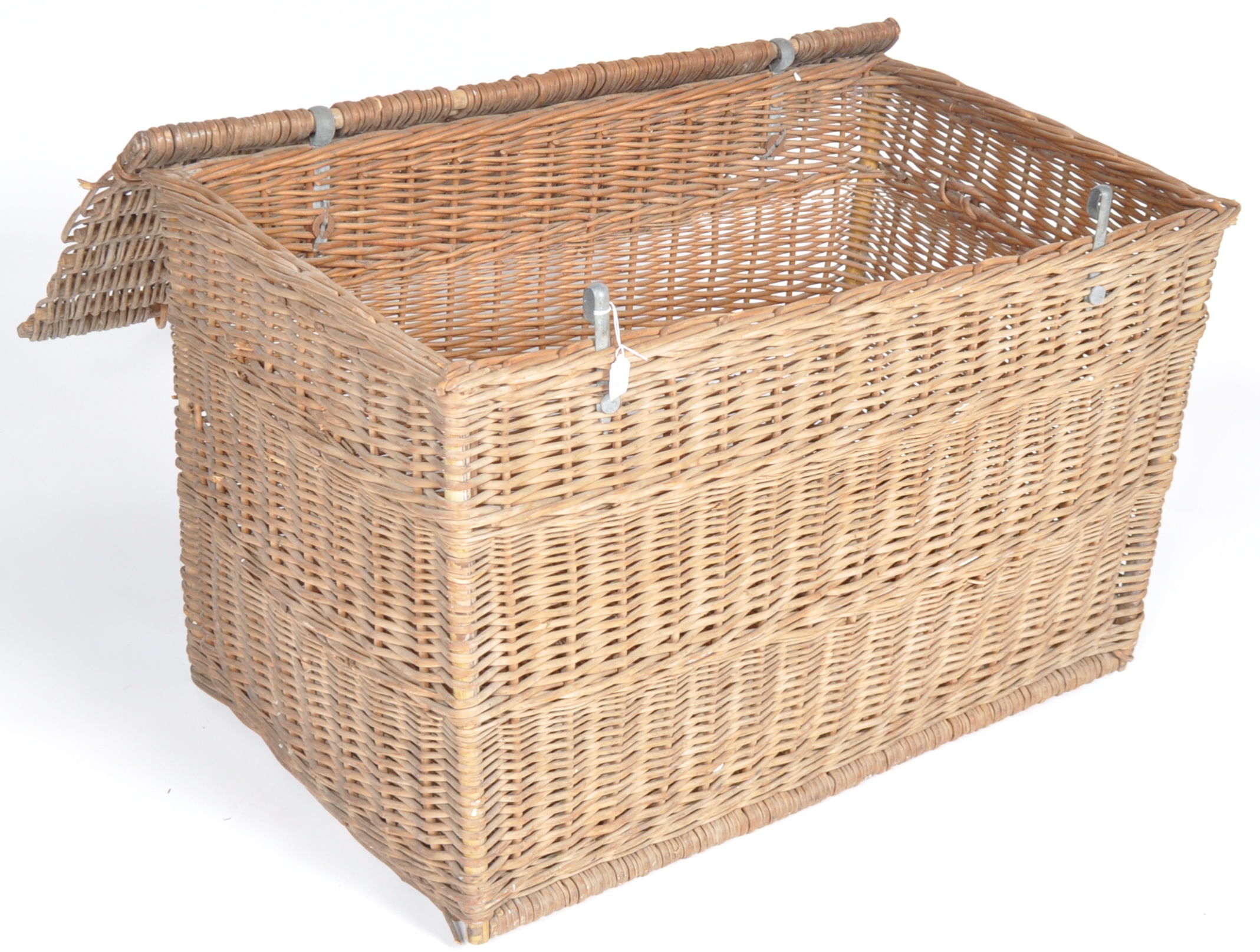 LARGE EARLY 20TH CENTURY WICKER BASKET - Image 4 of 5