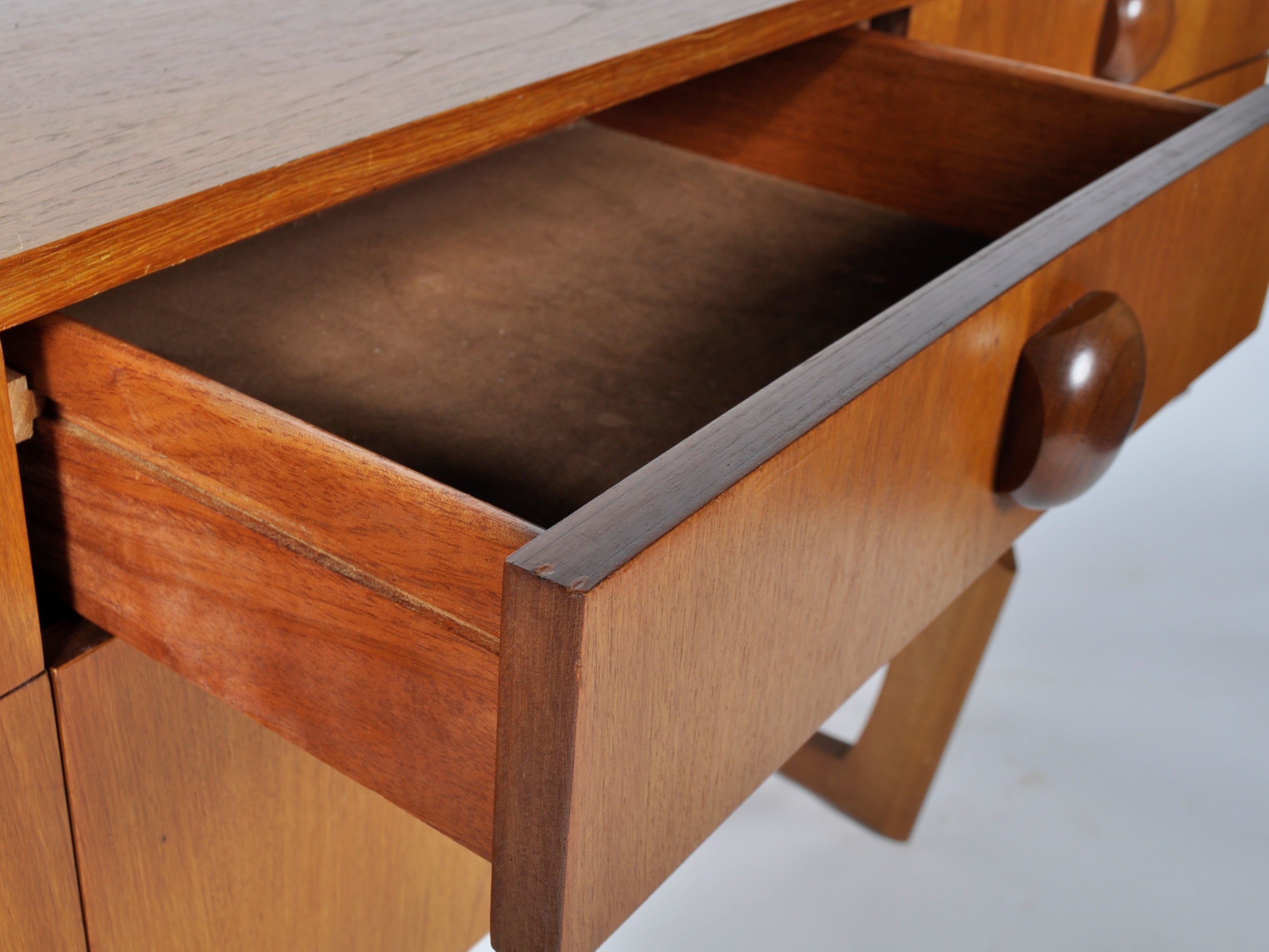 ELLIOTTS OF NEWBURY - RETRO TEAK SIDEBOARD CREDENZA - Image 4 of 6