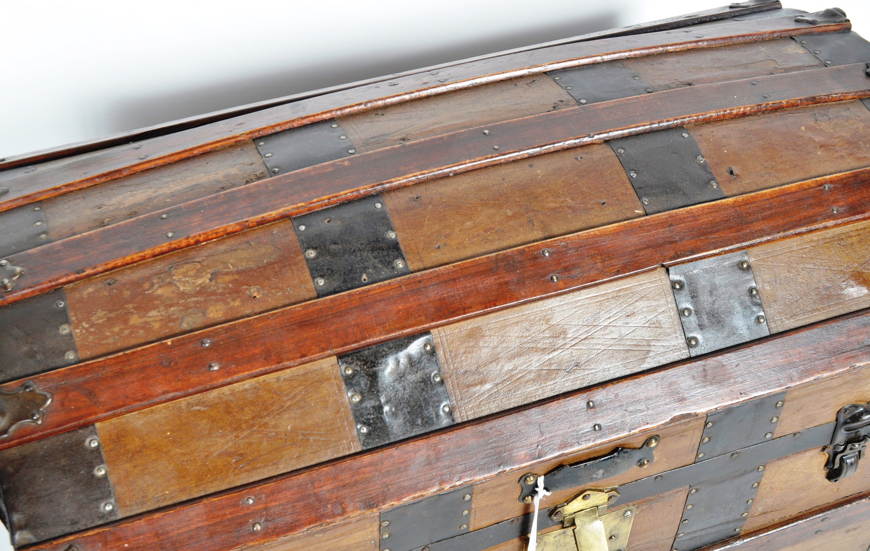 19TH CENTURY VICTORIAN BRASS AND LEATHER STEAMER TRUNK - Image 4 of 6