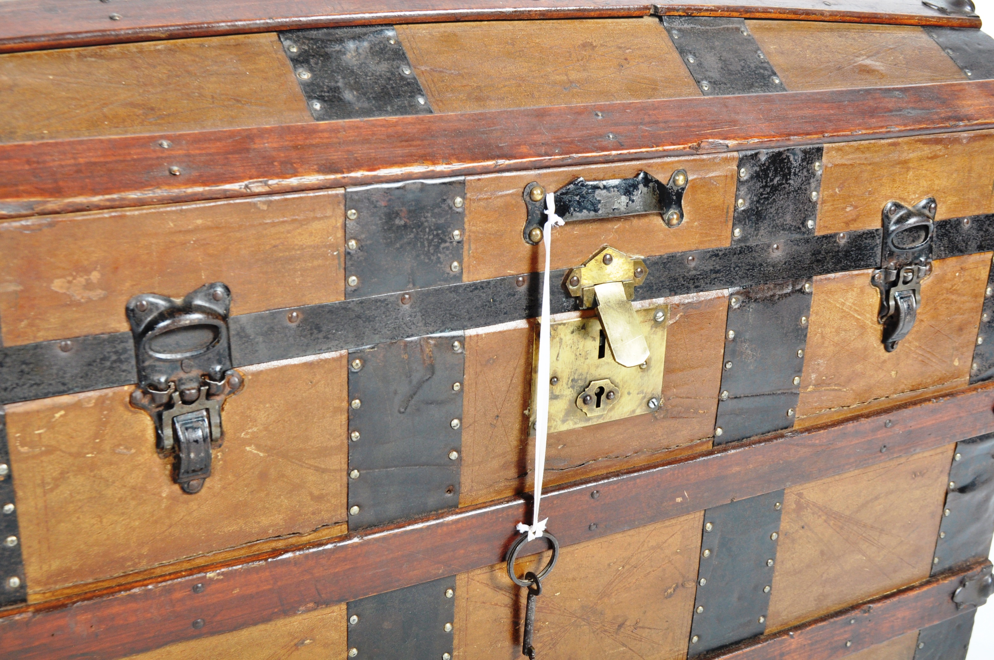 19TH CENTURY VICTORIAN BRASS AND LEATHER STEAMER TRUNK - Image 3 of 6