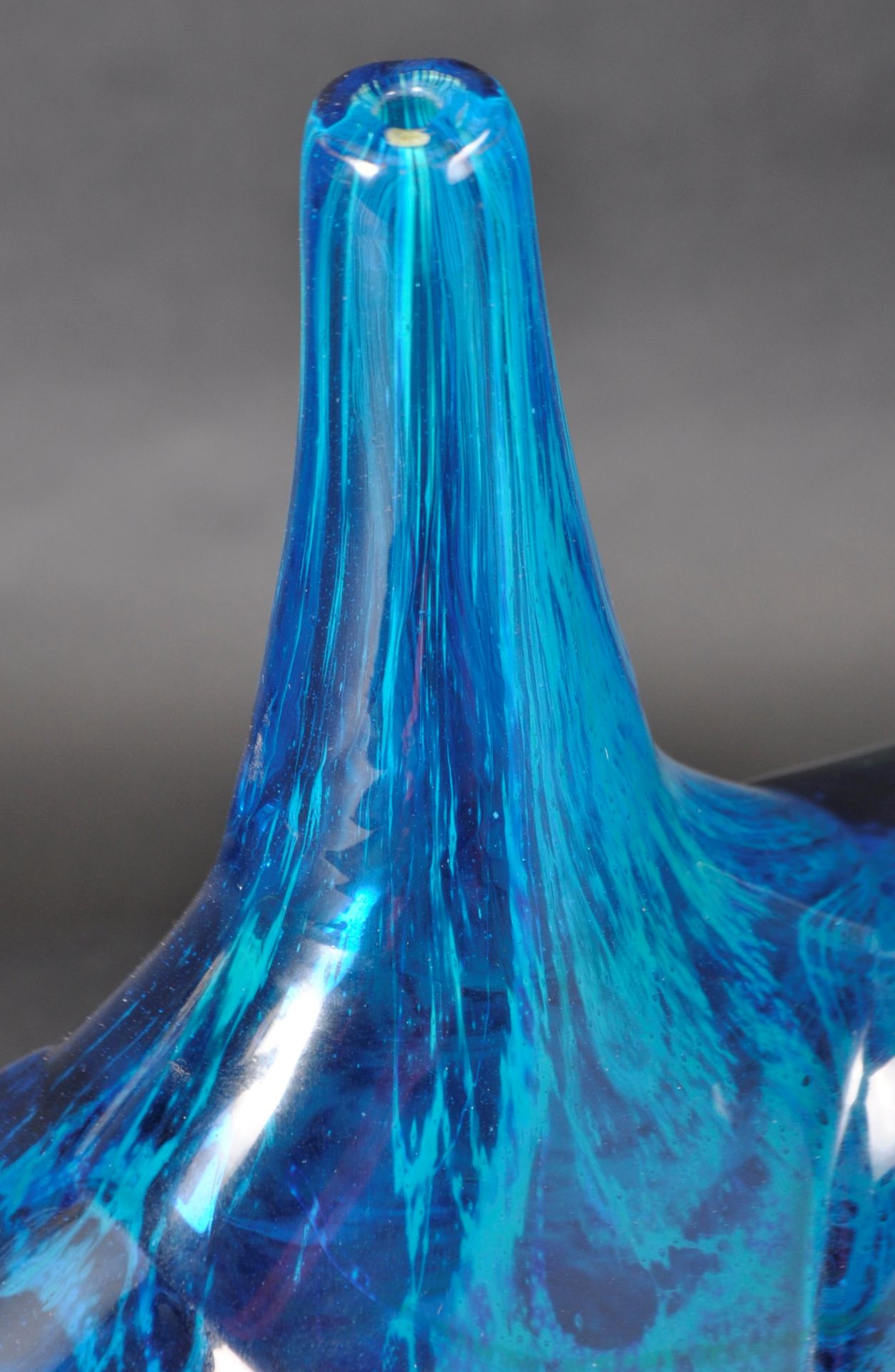 MICHAEL HARRIS FOR MDINA - AEX EAD STUDIO ART GLASS VASE - Image 3 of 7