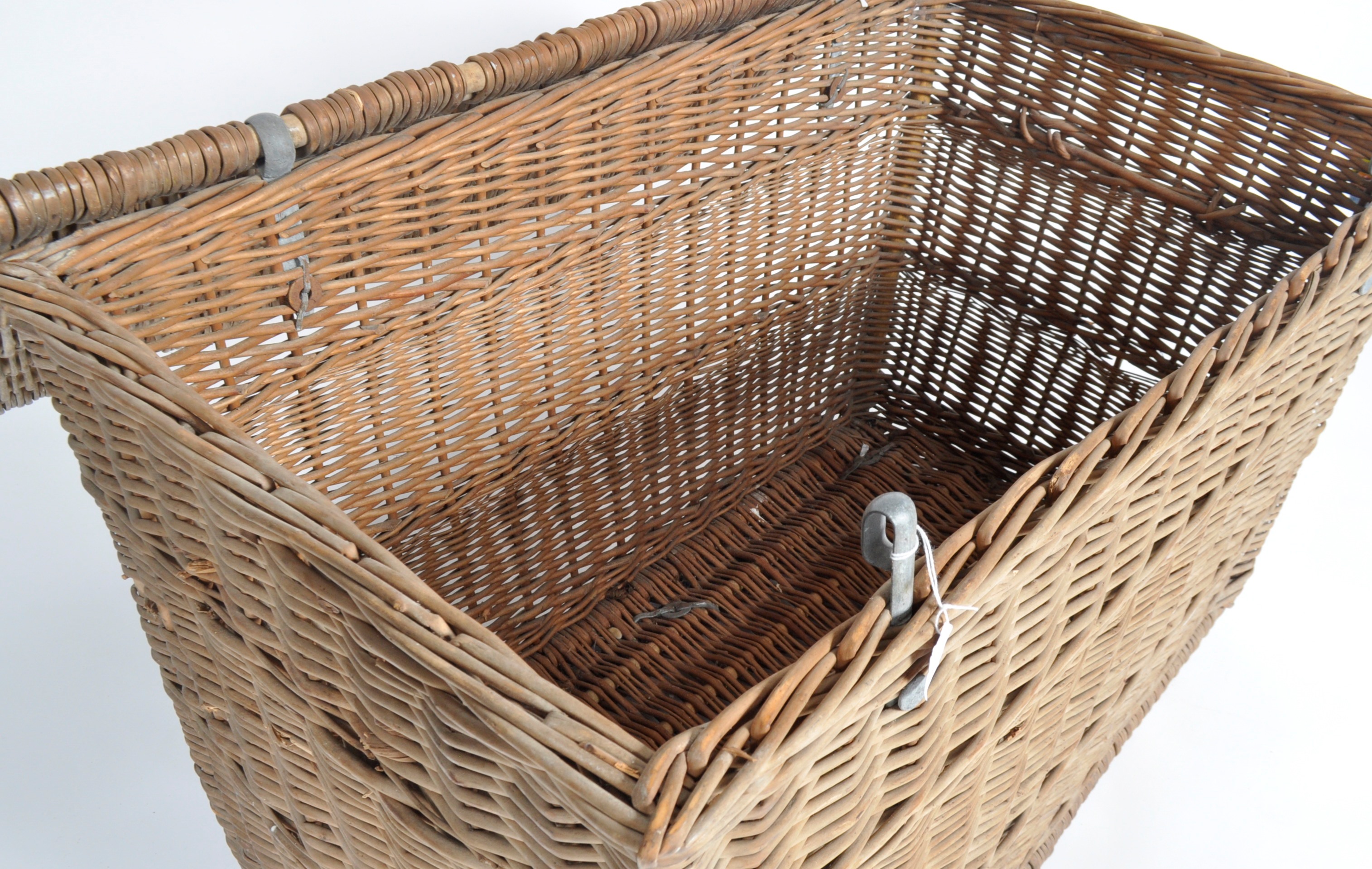 LARGE EARLY 20TH CENTURY WICKER BASKET - Image 5 of 5