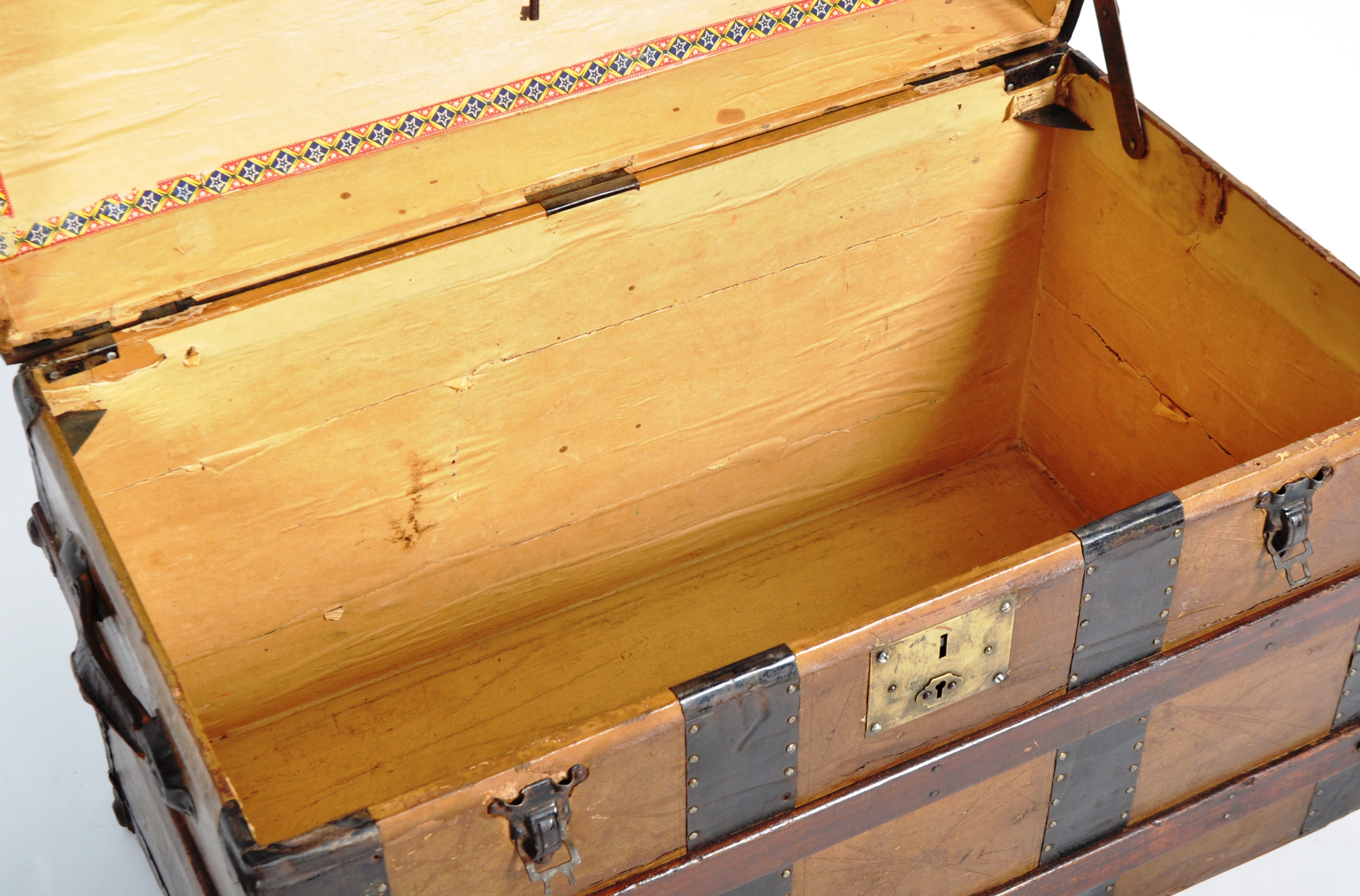 19TH CENTURY VICTORIAN BRASS AND LEATHER STEAMER TRUNK - Image 6 of 6