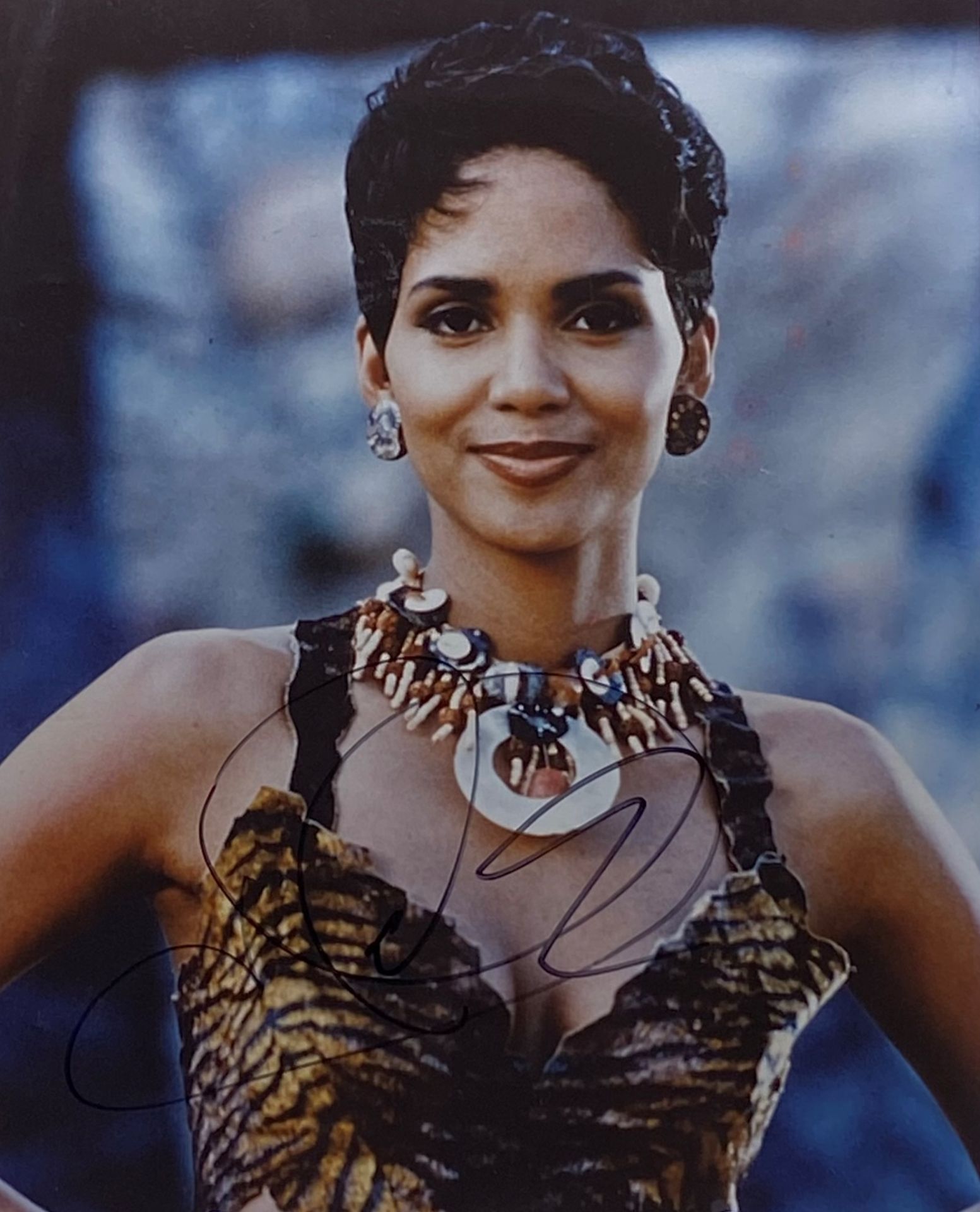 HALLE BERRY - THE FLINTSTONES - SIGNED 8X10" PHOTO - AFTAL