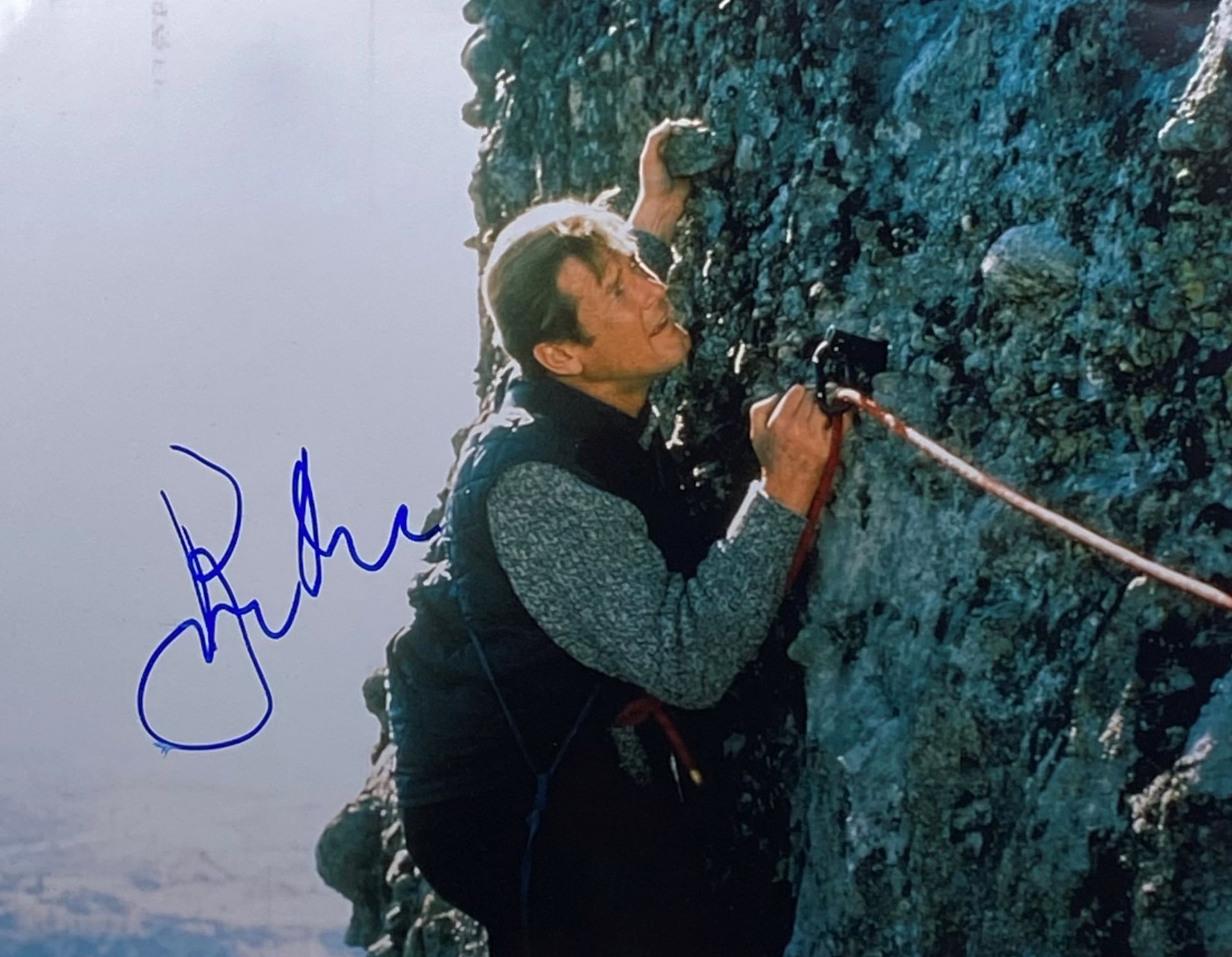 SIR ROGER MOORE - JAMES BOND 007 - AUTOGRAPHED 8X10" - AFTAL