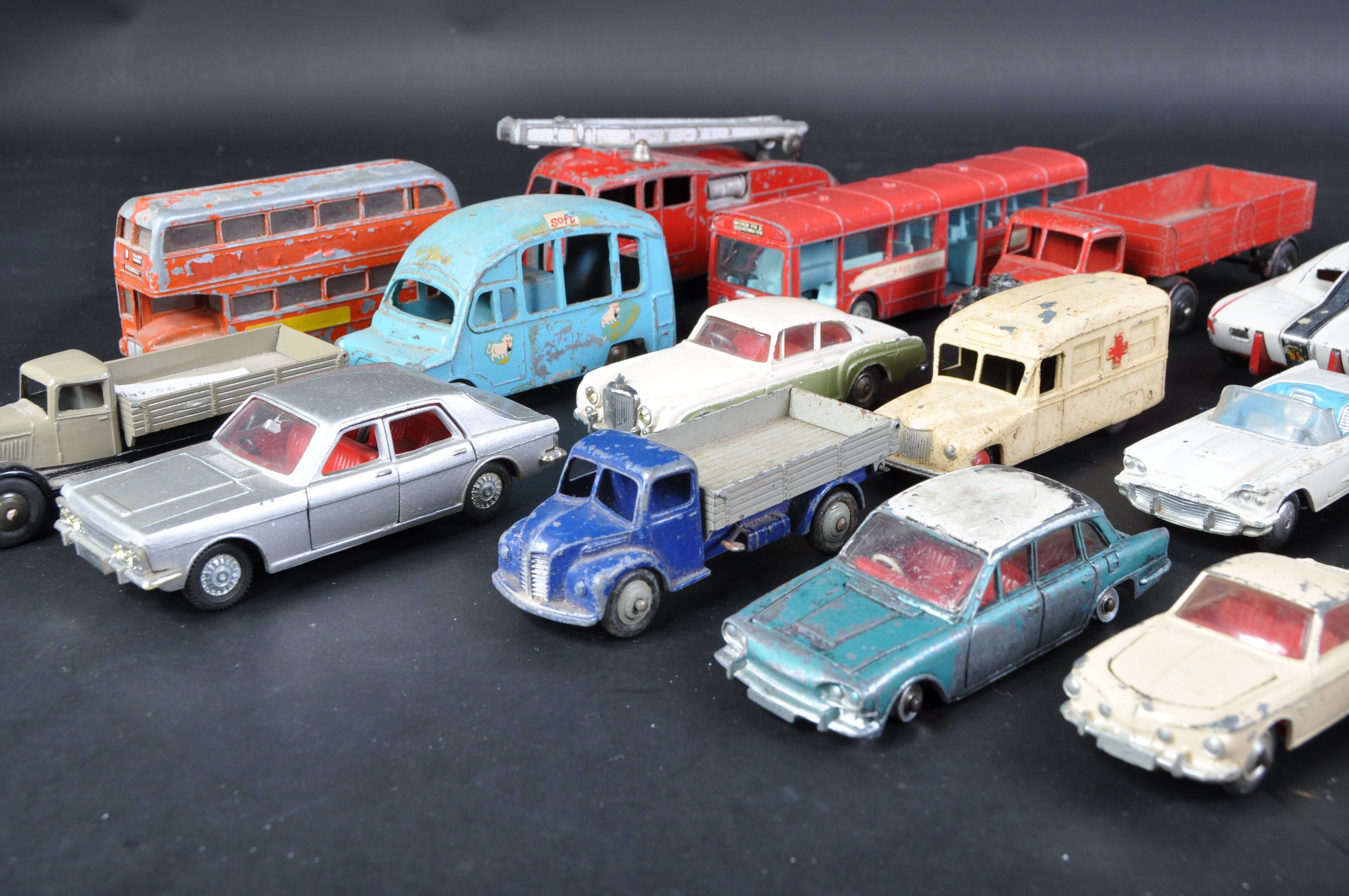 COLLECTION OF ASSORTED VINTAGE CORGI & DINKY TOYS DIECAST MODELS - Image 4 of 7