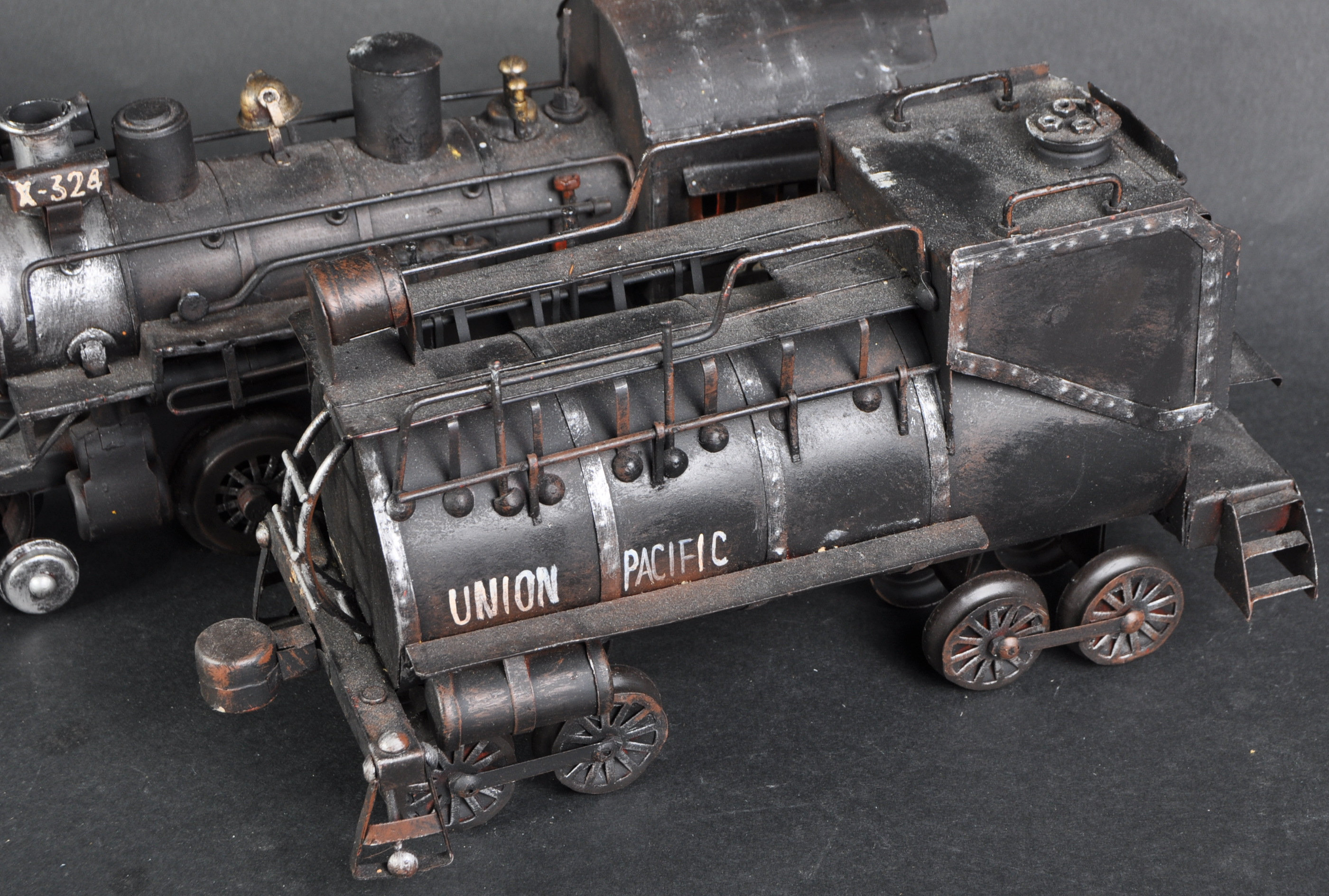 LARGE SCALE TIN PLATE MODEL LOCOMOTIVE & TENDER - Image 2 of 5