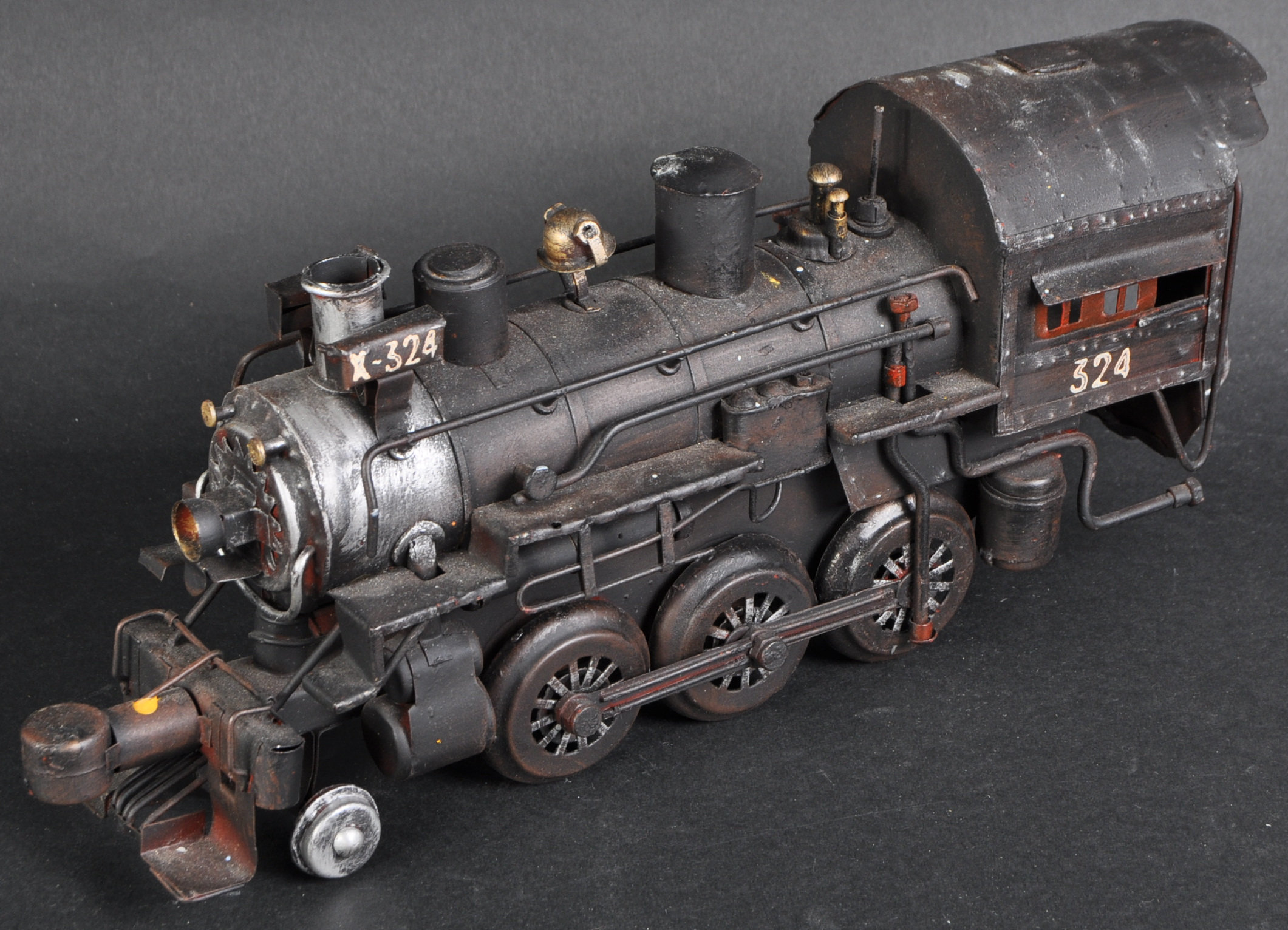 LARGE SCALE TIN PLATE MODEL LOCOMOTIVE & TENDER - Image 4 of 5