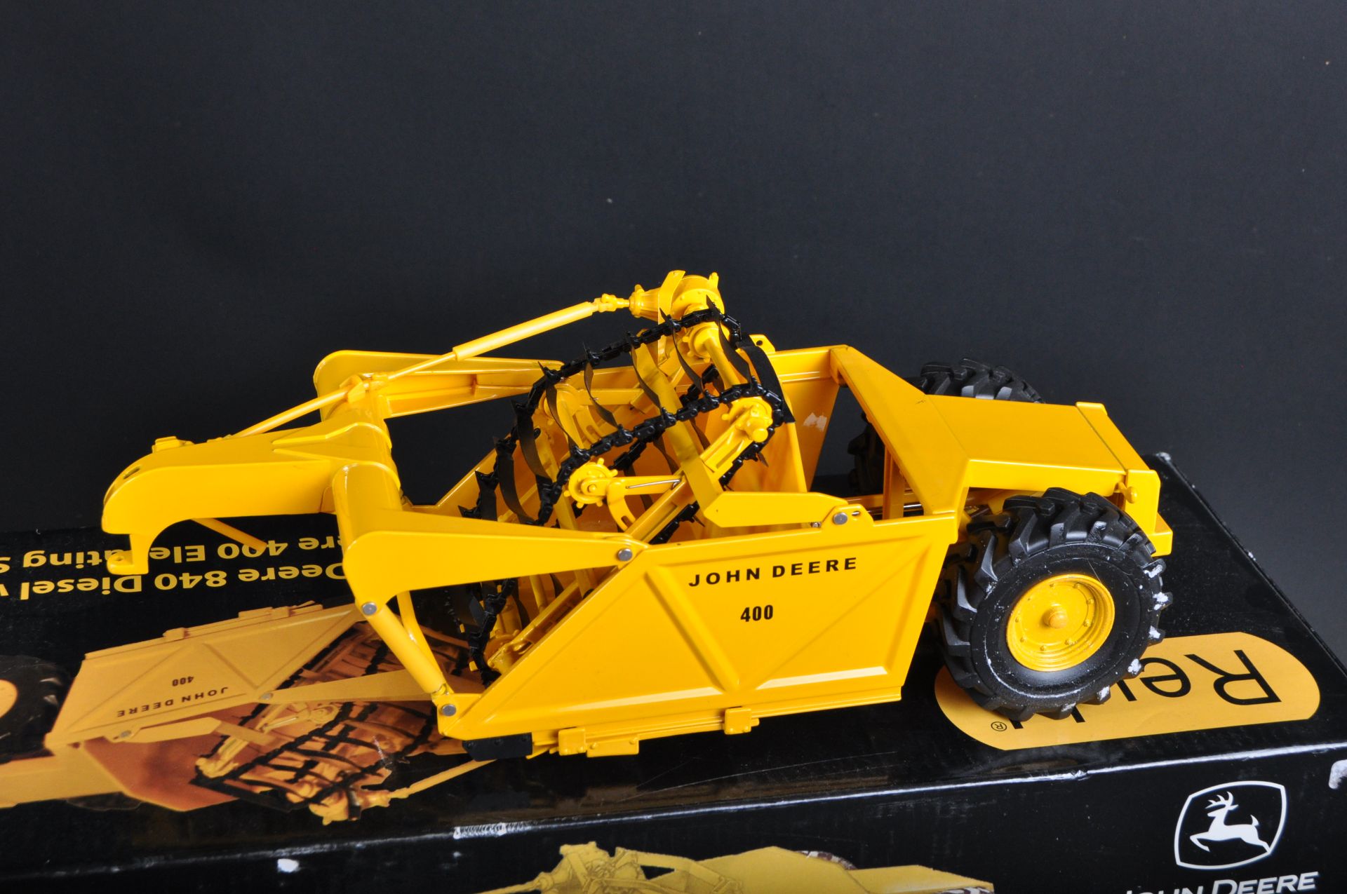 ORIGINAL REUHL MADE 1/24 SCALE DIECAST JOHN DEERE ELEVATING SCARPPER - Image 7 of 9