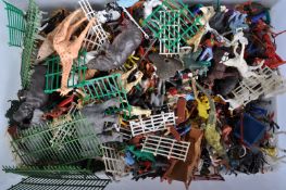 LARGE COLLECTION OF ASSORTED PLASTIC TOY SOLDIERS & FARM ANIMALS