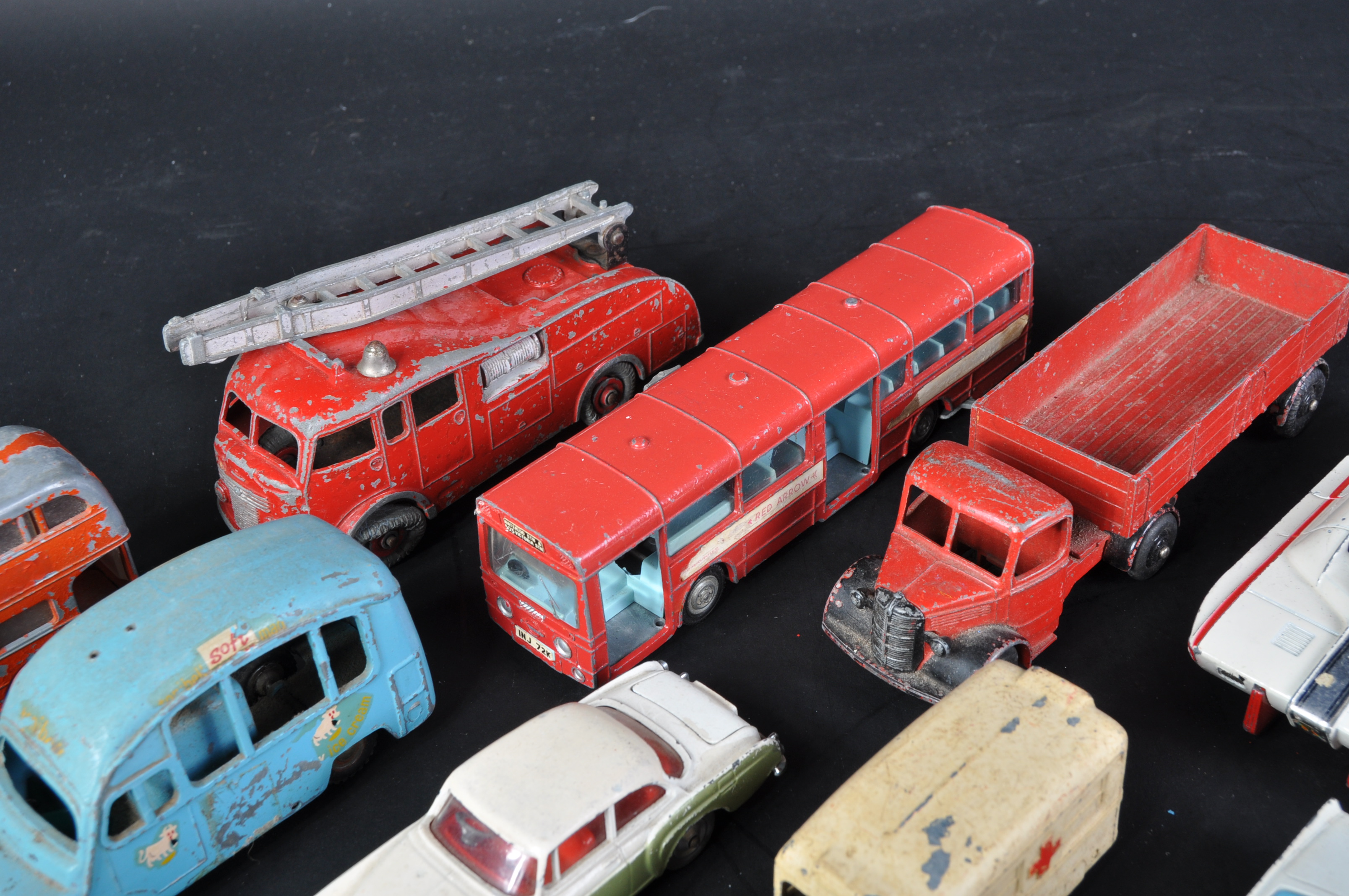 COLLECTION OF ASSORTED VINTAGE CORGI & DINKY TOYS DIECAST MODELS - Image 6 of 7