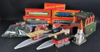 COLLECTION OF HORNBY 00 GAUGE MODEL RAILWAY LOCOS & ACCESSORIES