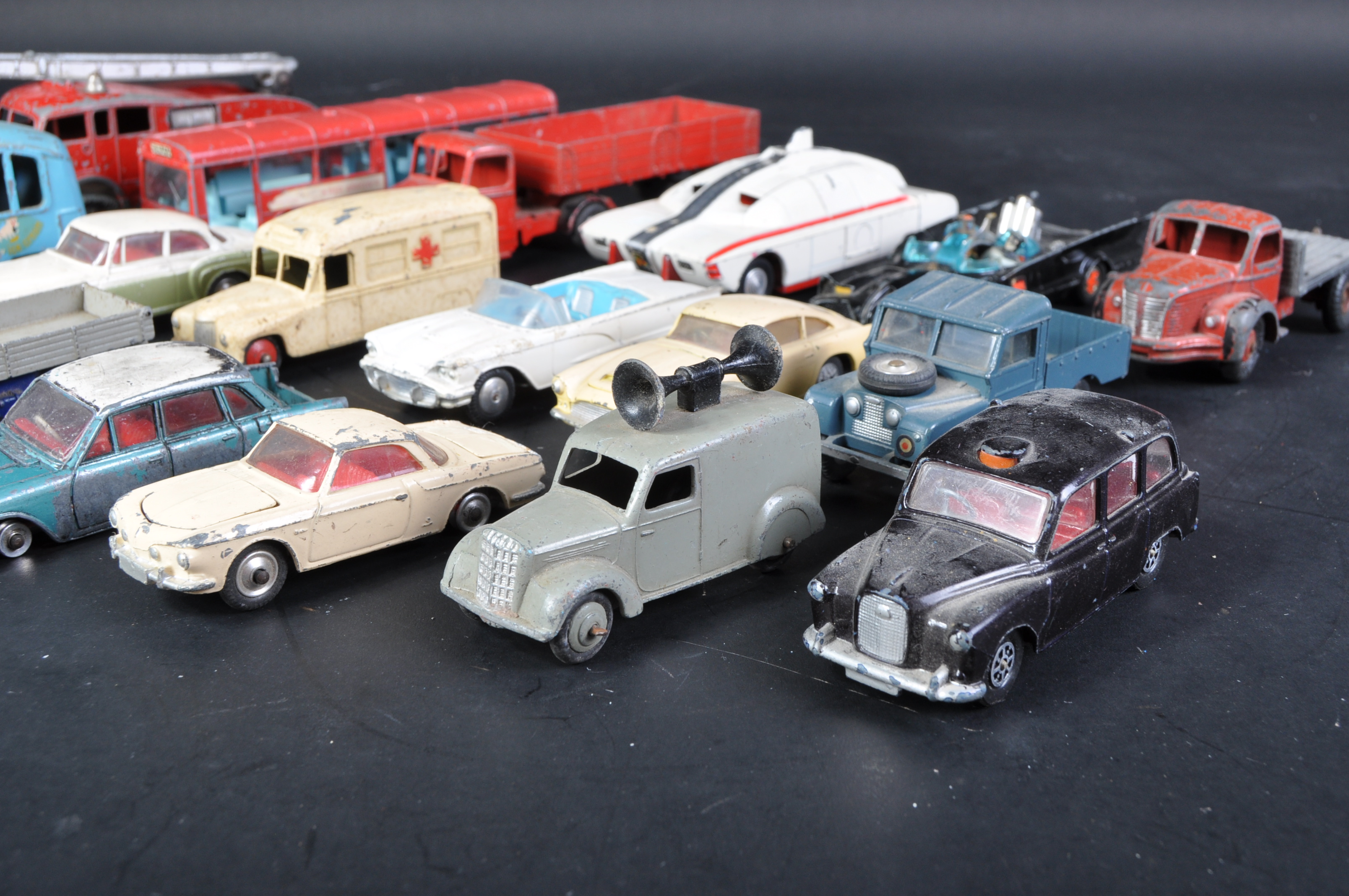 COLLECTION OF ASSORTED VINTAGE CORGI & DINKY TOYS DIECAST MODELS - Image 3 of 7