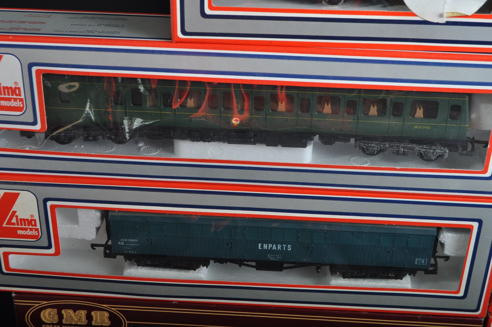 COLLECTION OF LIMA & AIRFIX 00 GAUGE MODEL RAILWAY CARRIAGES - Image 7 of 8
