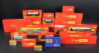 COLLECTION OF VINTAGE TRIANG HORNBY 00 GAUGE TRAINSET ACCESSORIES