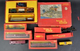 VINTAGE TRAING 00 GAUGE TRAINSET & SELECTION OF CARRIAGES