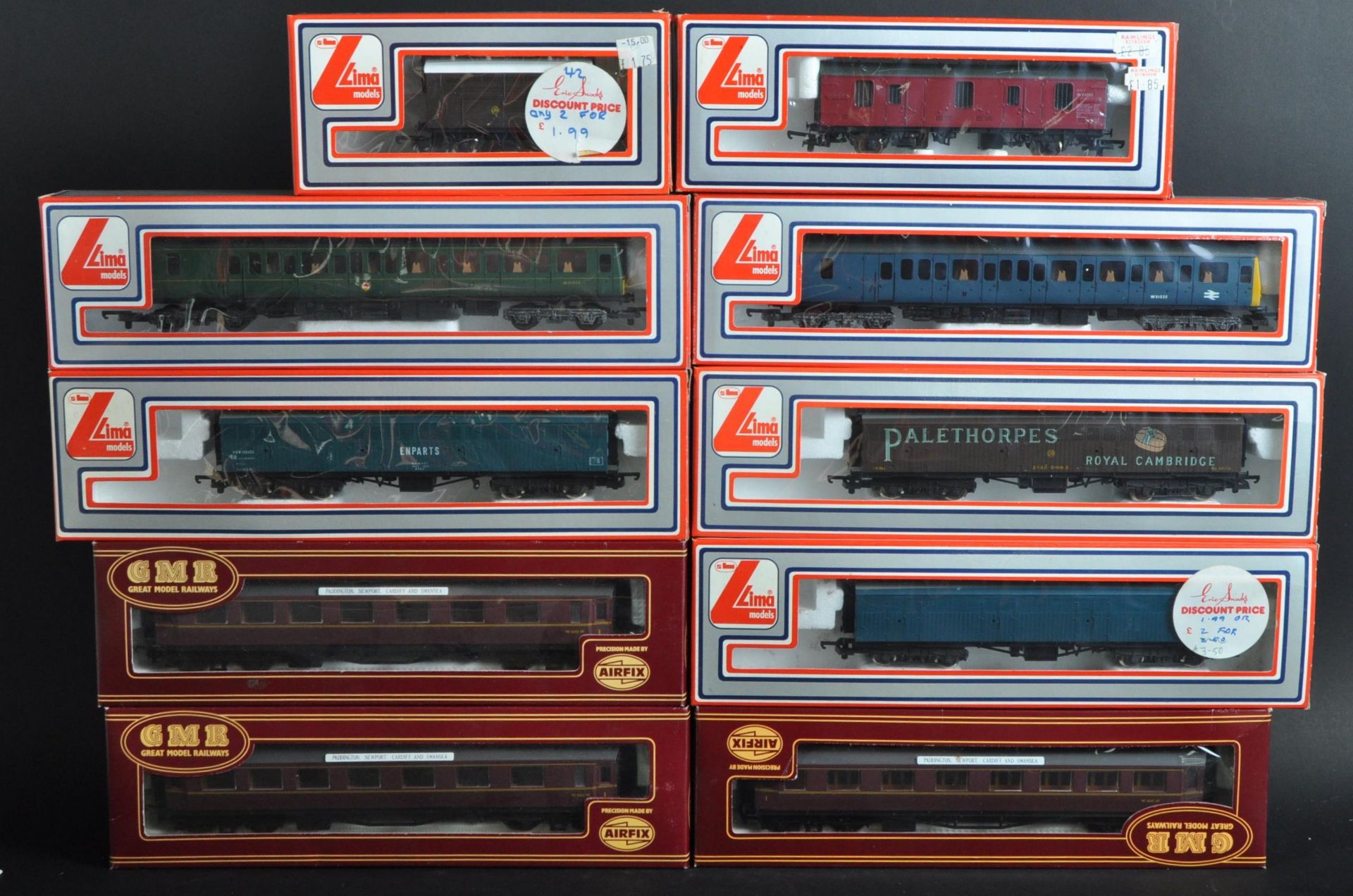 COLLECTION OF LIMA & AIRFIX 00 GAUGE MODEL RAILWAY CARRIAGES