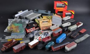 COLLECTION OF 00 GAUGE MODEL RAILWAY TRAINSET WAGONS & ACCESSORIES