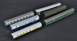 COLLECTION OF ASSORTED N GAUGE MODEL RAILWAY COACHES