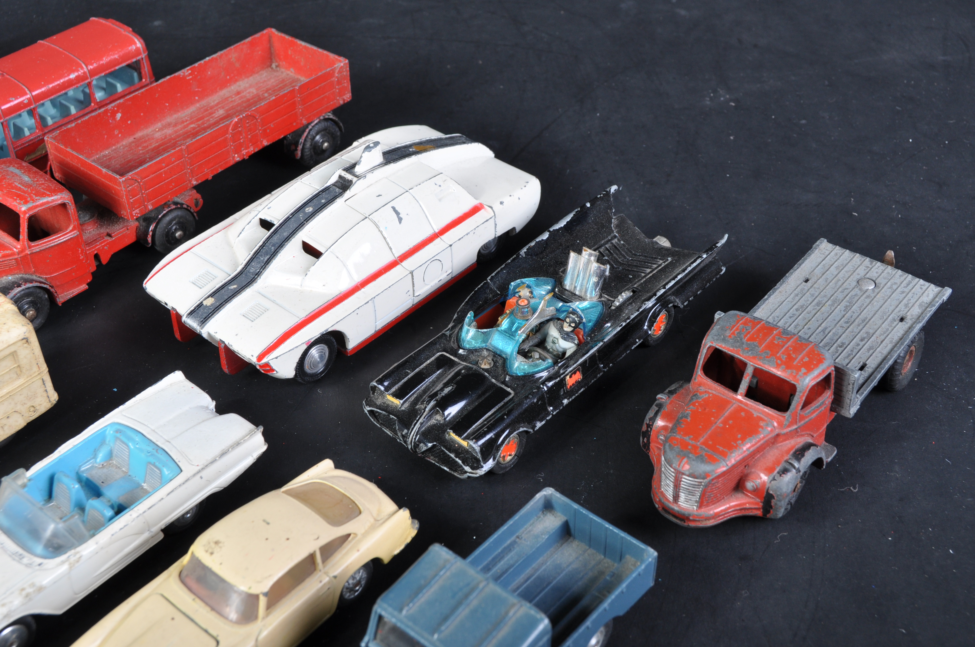 COLLECTION OF ASSORTED VINTAGE CORGI & DINKY TOYS DIECAST MODELS - Image 5 of 7