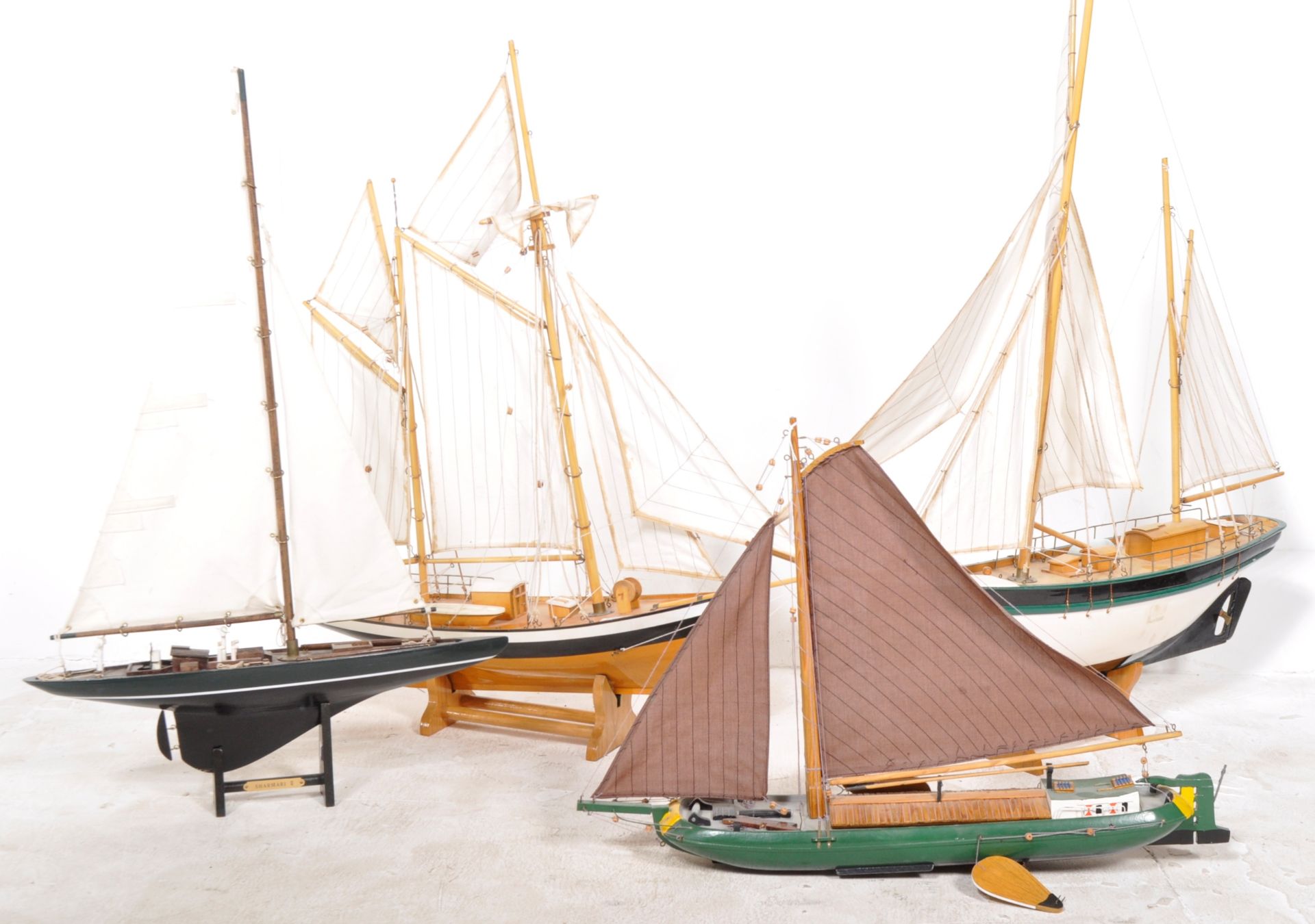 GROUP OF FOUR 20TH CENTURY MODEL BOATS / POND YACHTS