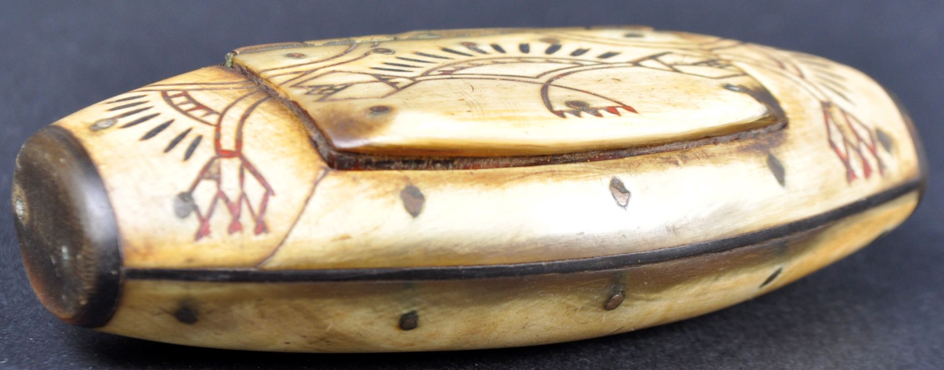 18TH CENTURY CARVED HORN SNUFF BOX