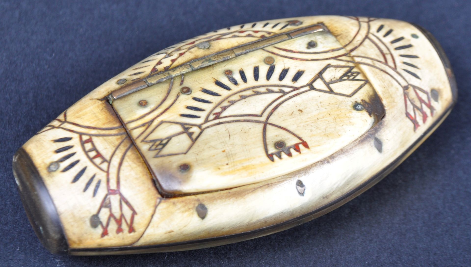 18TH CENTURY CARVED HORN SNUFF BOX - Image 2 of 5