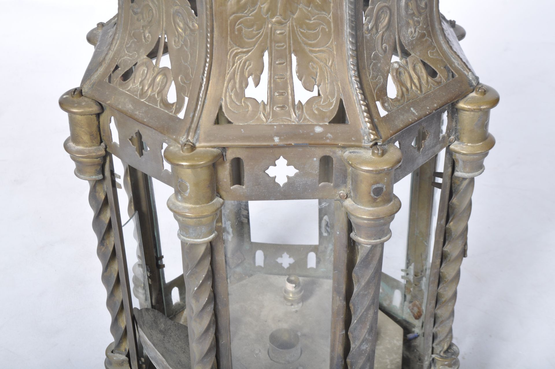 LATE 19TH CENTURY BRASS WORKED HANGING LANTERN LIGHT - Image 4 of 6