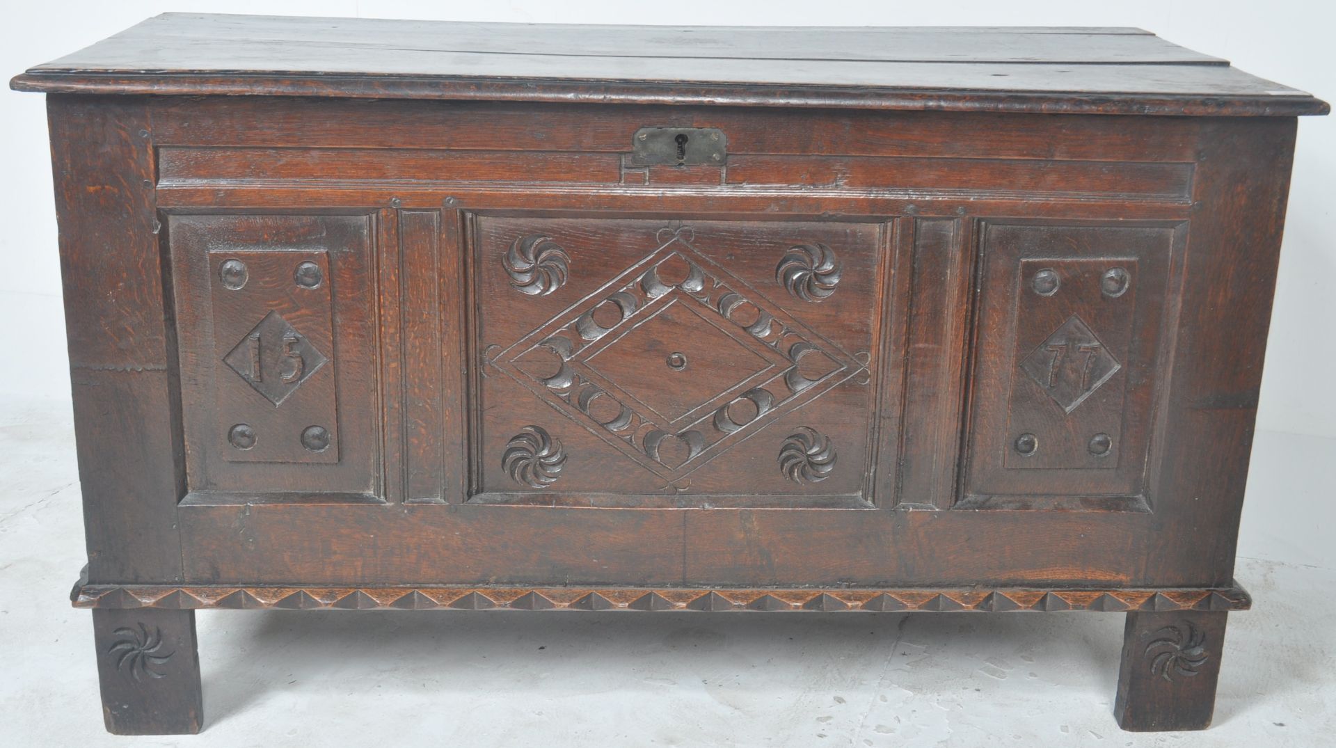 18TH CENTURY GEORGE III OAK CARVED COFFER - Bild 4 aus 10