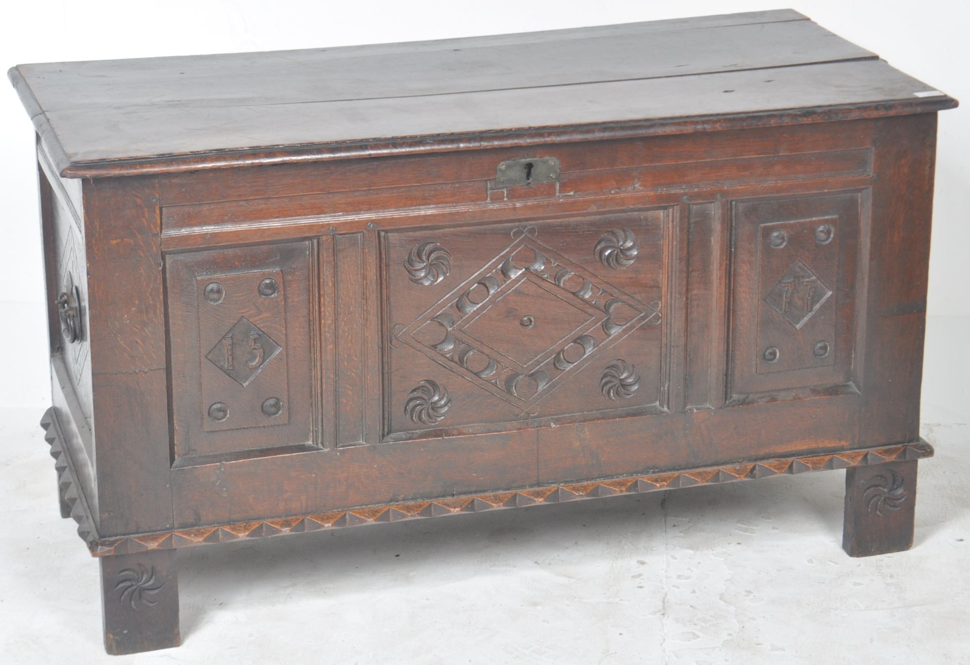 18TH CENTURY GEORGE III OAK CARVED COFFER - Bild 2 aus 10