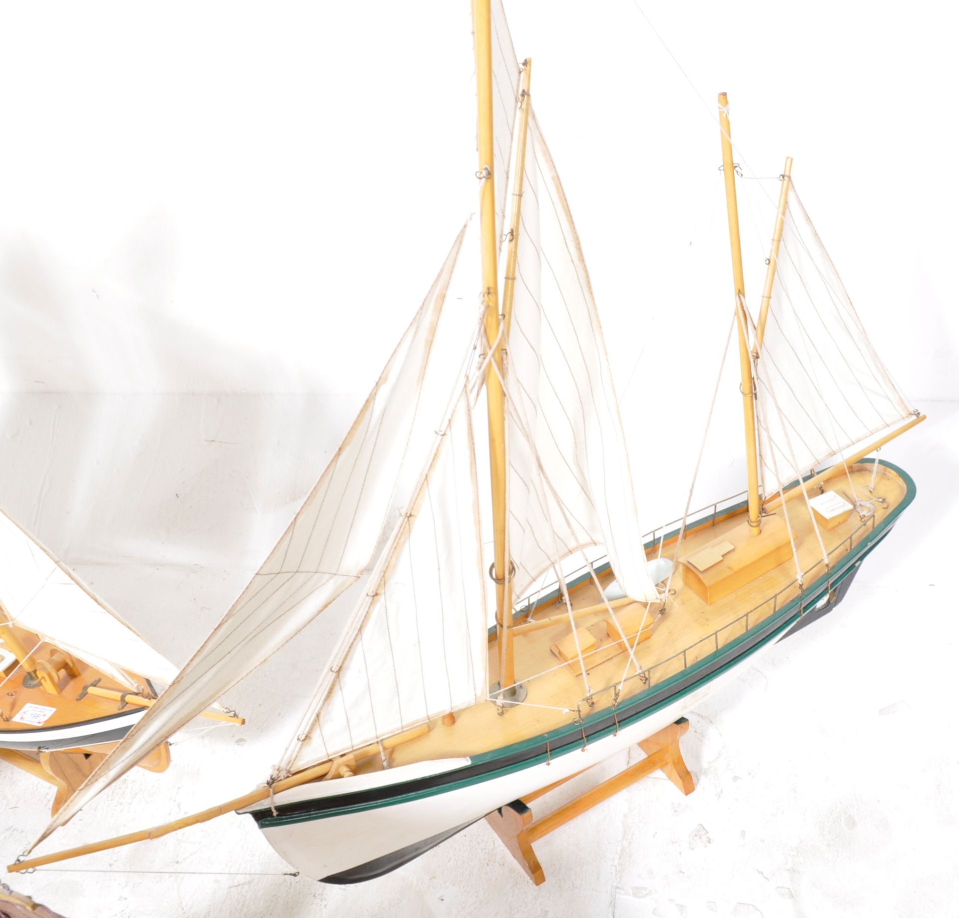 GROUP OF FOUR 20TH CENTURY MODEL BOATS / POND YACHTS - Bild 7 aus 11