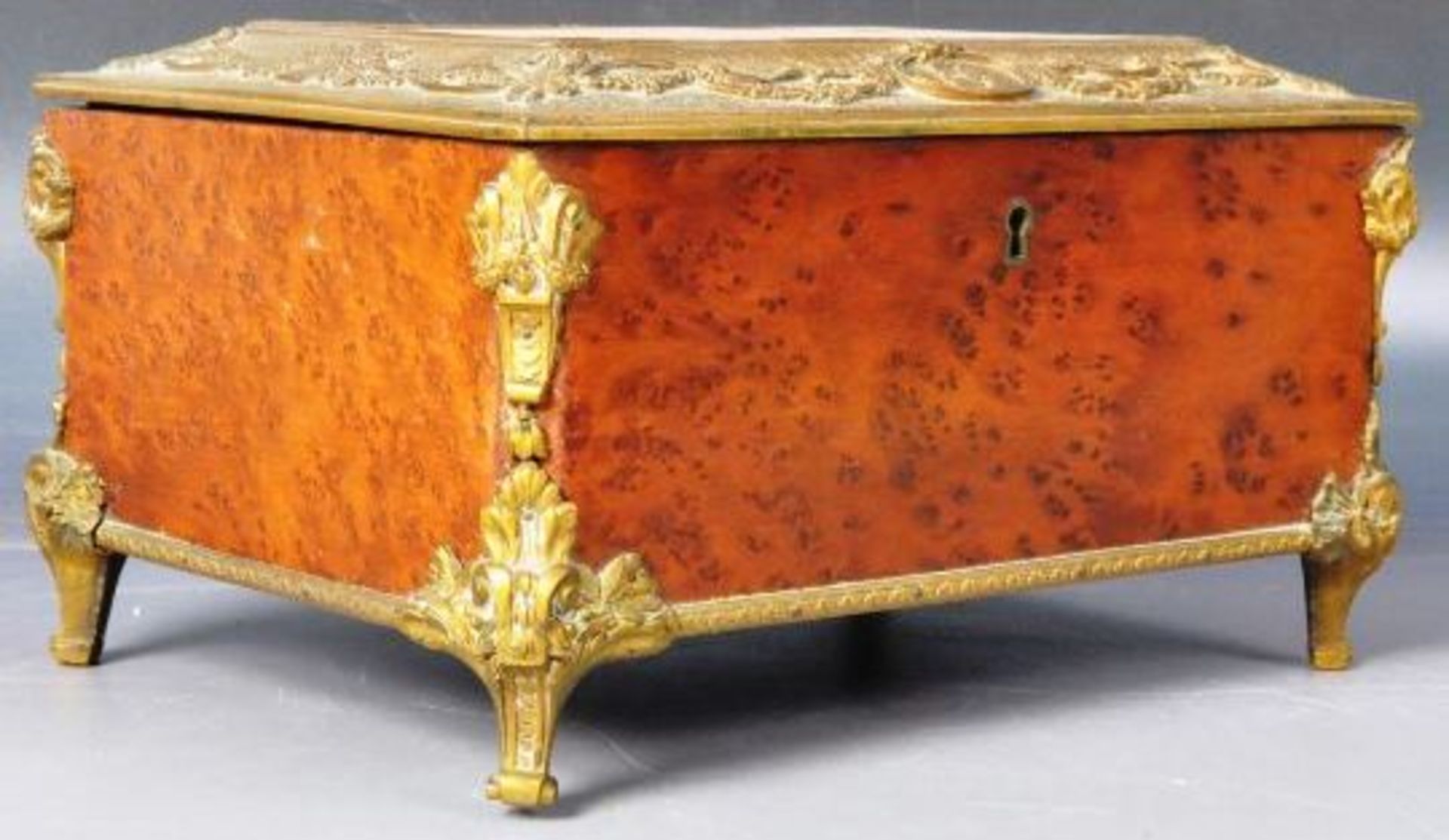 19TH CENTURY GEORGE III BIRDSEYE MAPLE JEWELLERY BOX