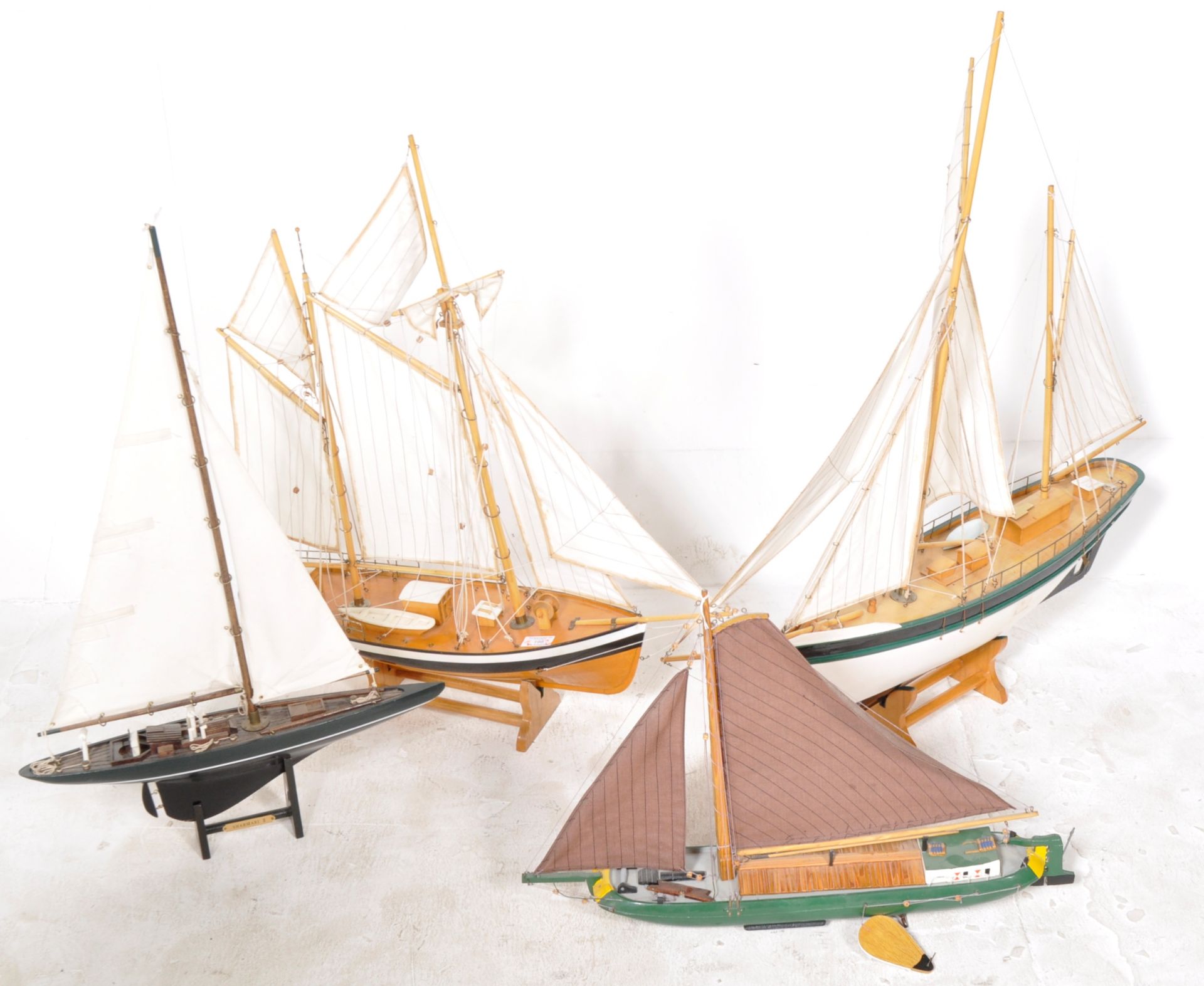 GROUP OF FOUR 20TH CENTURY MODEL BOATS / POND YACHTS - Bild 2 aus 11