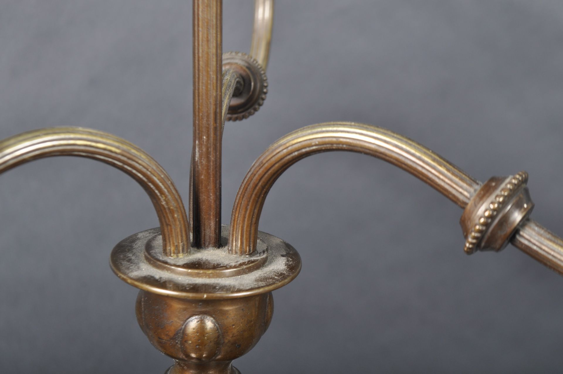 EDWARDIAN BRONZE AND ORMOLU DESK LAMP - Image 4 of 6