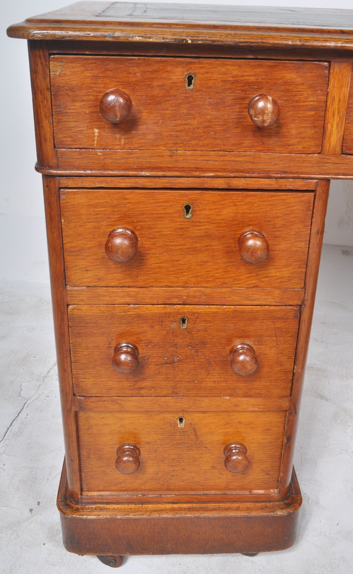 19TH CENTURY VICTORIAN MAHOGANY TWIN PEDESTAL DESK - Image 8 of 11