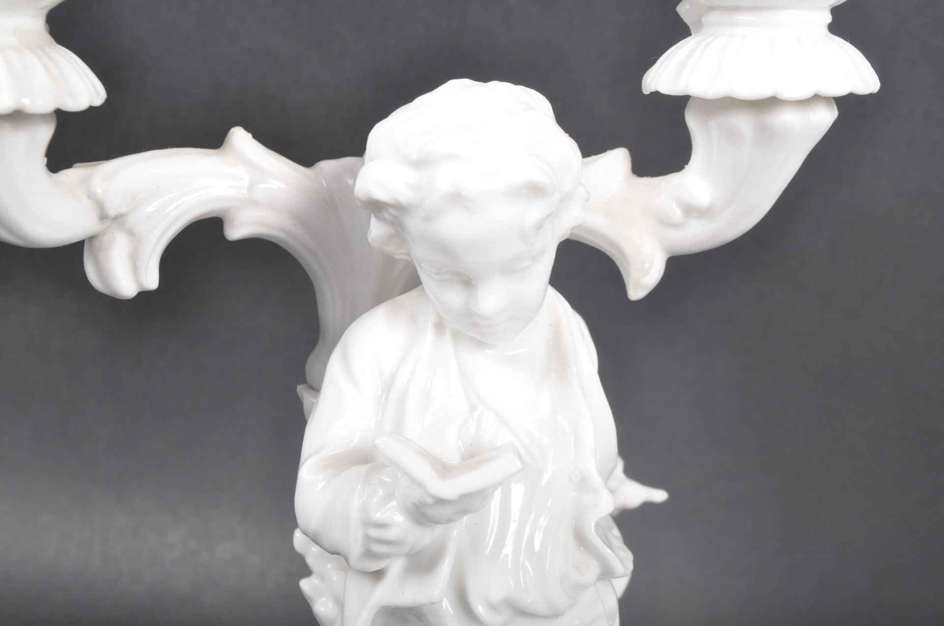 PAIR OF EARLY 20TH CENTURY PARIAN FIGURAL CANDLESTICKS - Bild 4 aus 10