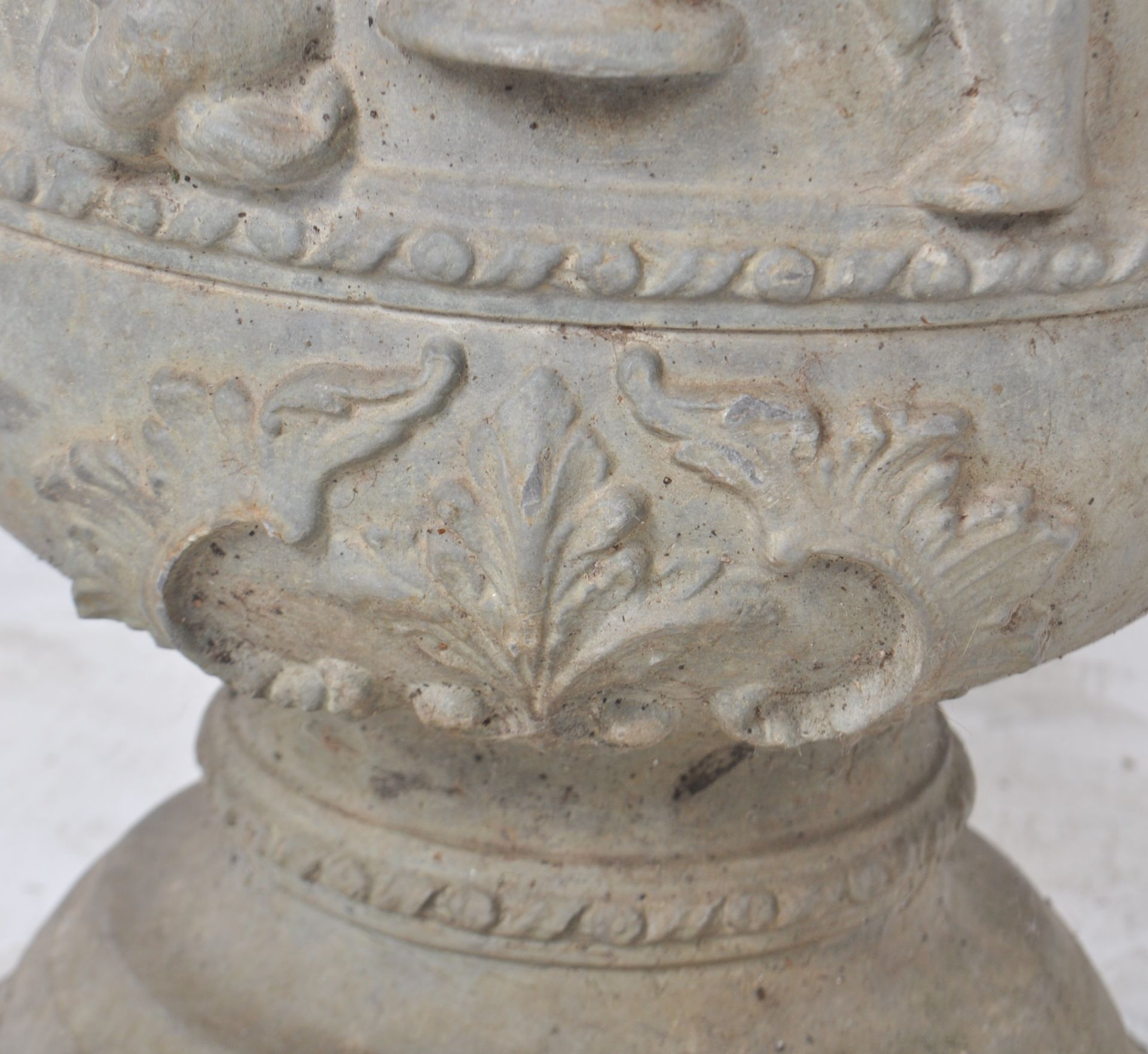 LARGE PAIR OF 19TH CENTURY LEAD GARDEN URNS - Bild 6 aus 9