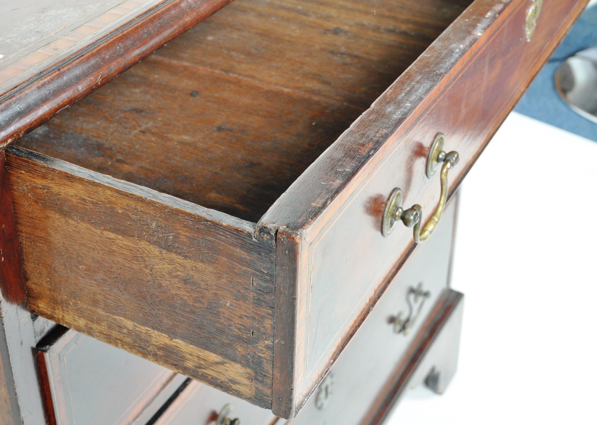 18TH CENTURY GEORGE III CROSSBANDED BACHELORS CHEST - Image 4 of 7