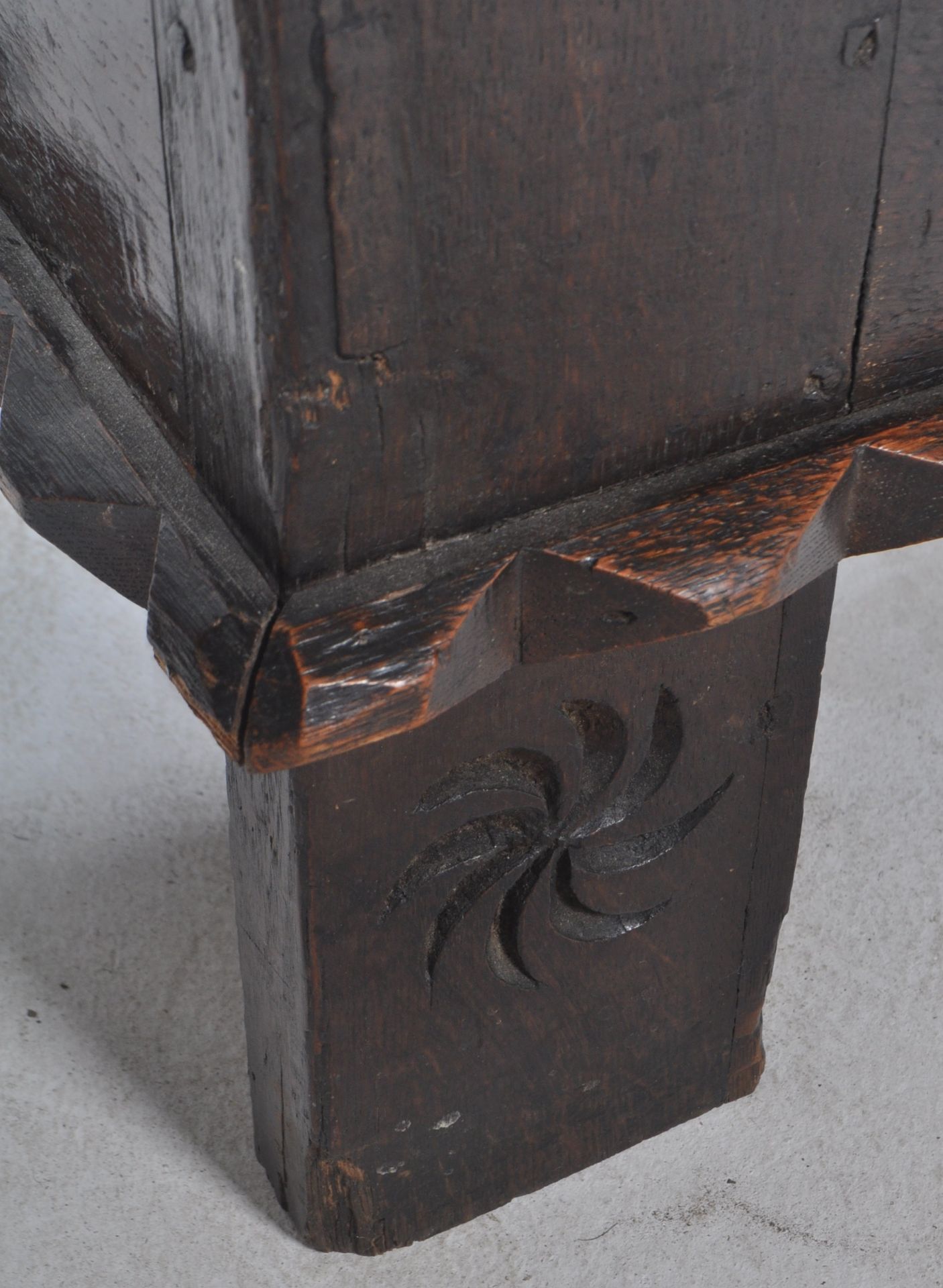 18TH CENTURY GEORGE III OAK CARVED COFFER - Bild 9 aus 10