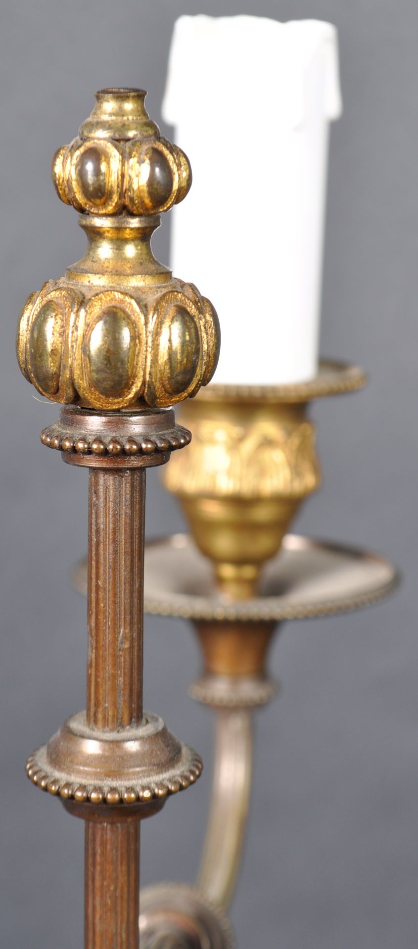 EDWARDIAN BRONZE AND ORMOLU DESK LAMP - Image 3 of 6