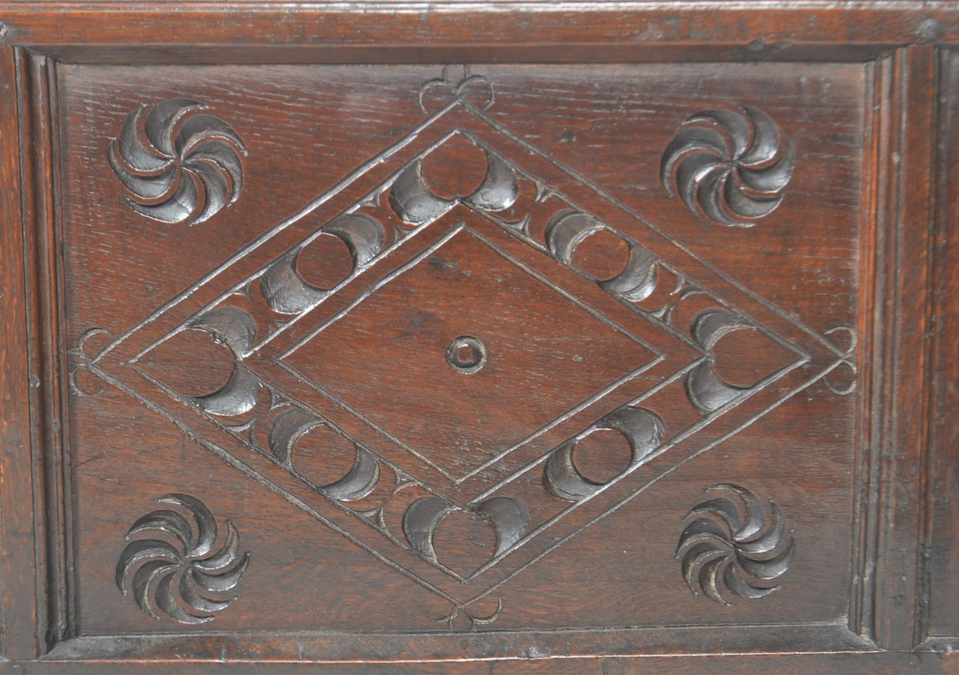 18TH CENTURY GEORGE III OAK CARVED COFFER - Bild 3 aus 10