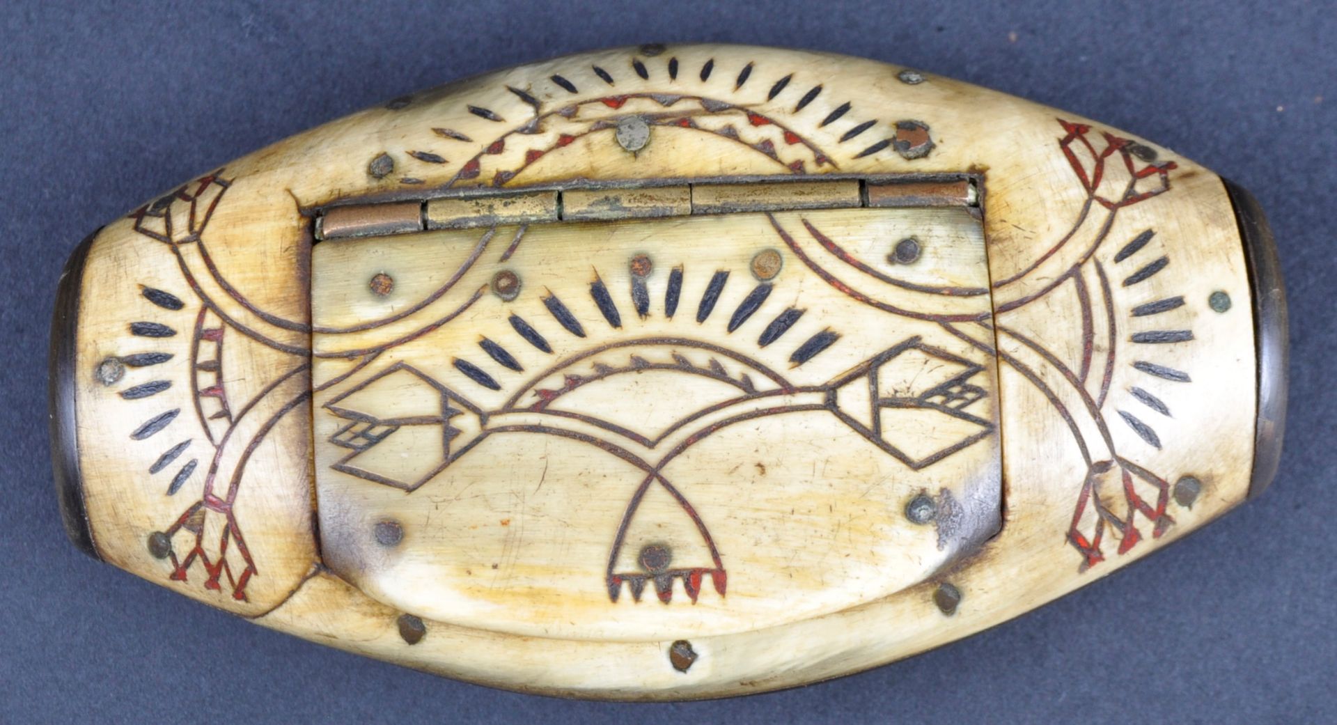 18TH CENTURY CARVED HORN SNUFF BOX - Image 3 of 5