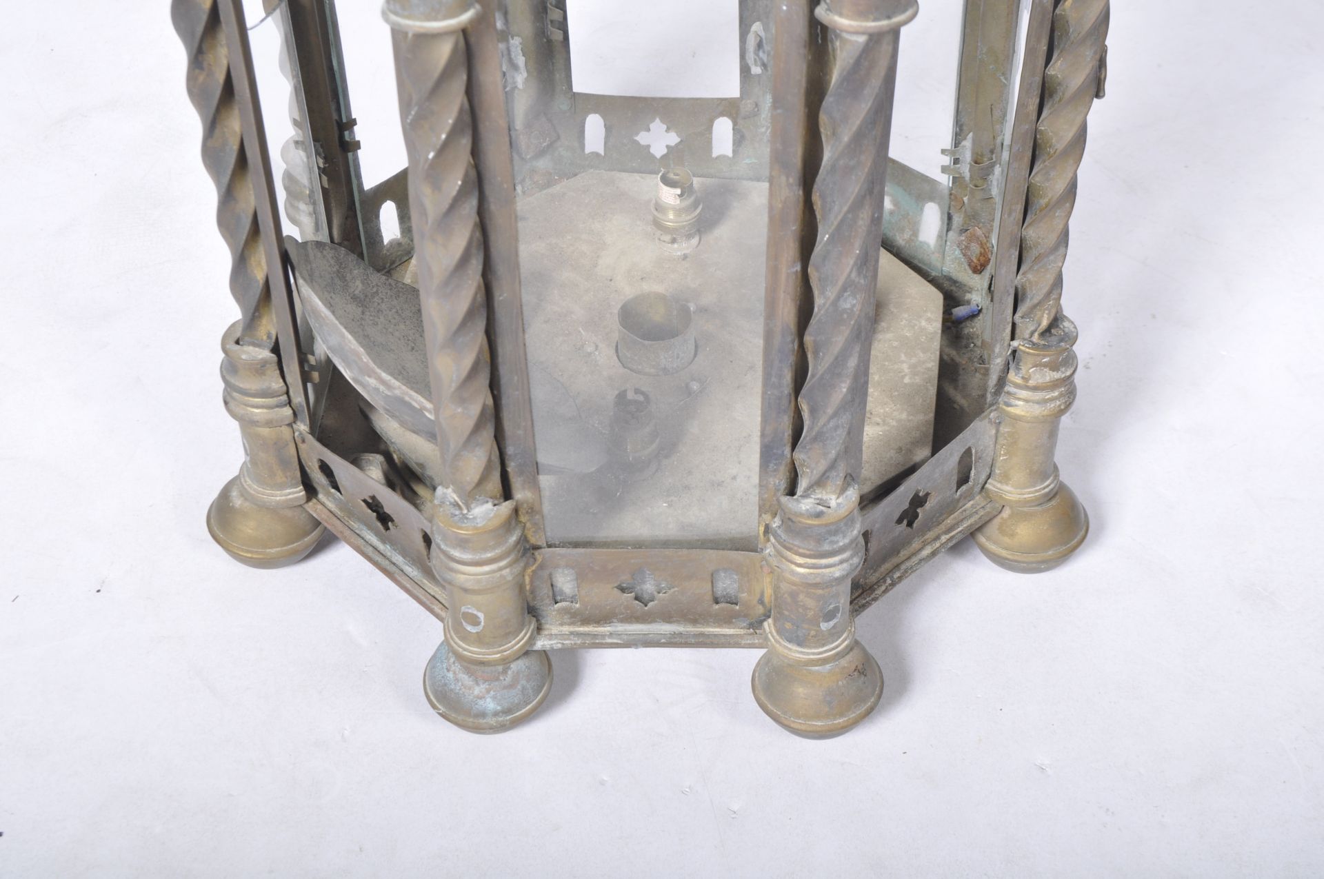 LATE 19TH CENTURY BRASS WORKED HANGING LANTERN LIGHT - Image 5 of 6