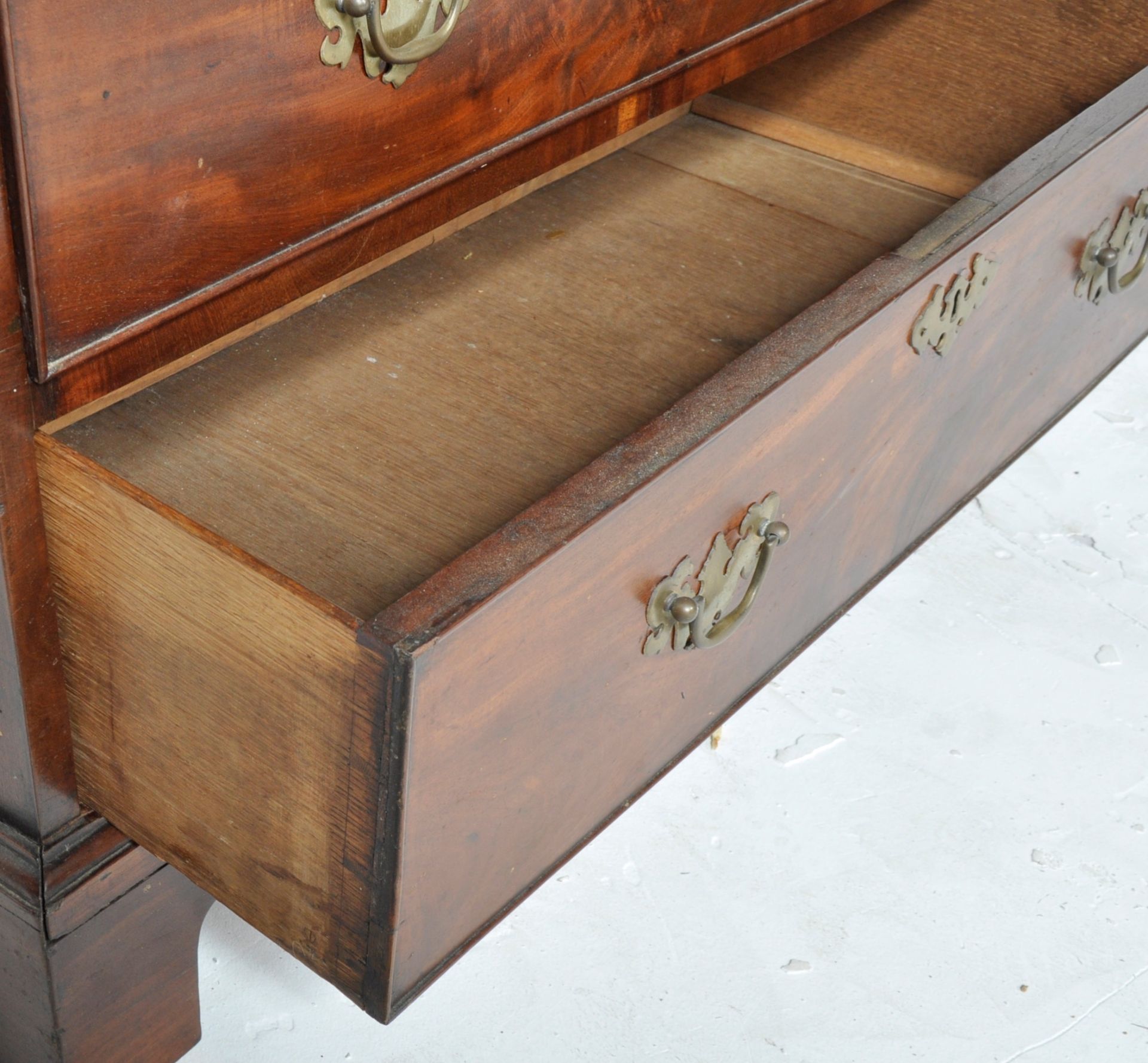 18TH CENTURY GEORGE III WALNUT BACHELORS CHEST - Image 8 of 13