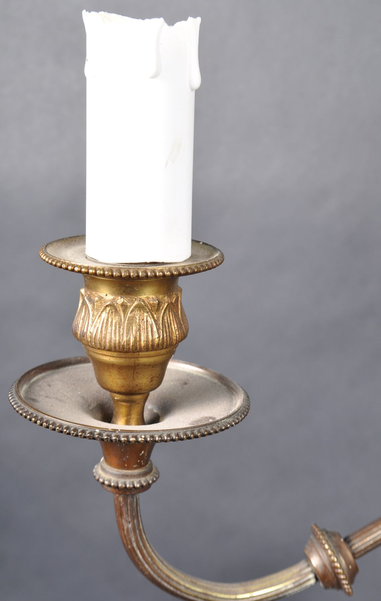 EDWARDIAN BRONZE AND ORMOLU DESK LAMP - Image 2 of 6