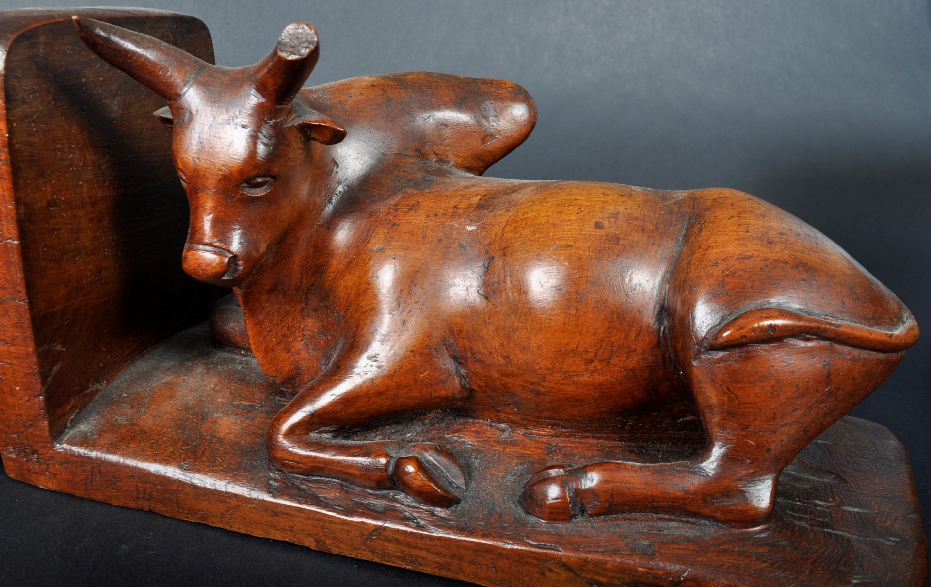 PAIR OF 19TH CENTURY CARVED WALNUT BUFFALO BOOKENDS - Bild 5 aus 8