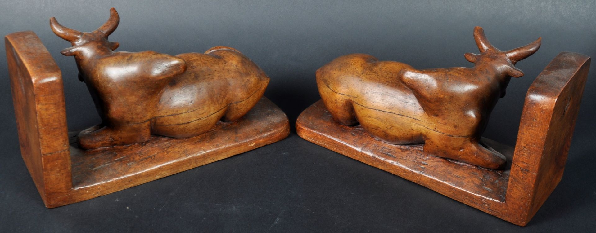 PAIR OF 19TH CENTURY CARVED WALNUT BUFFALO BOOKENDS - Bild 7 aus 8