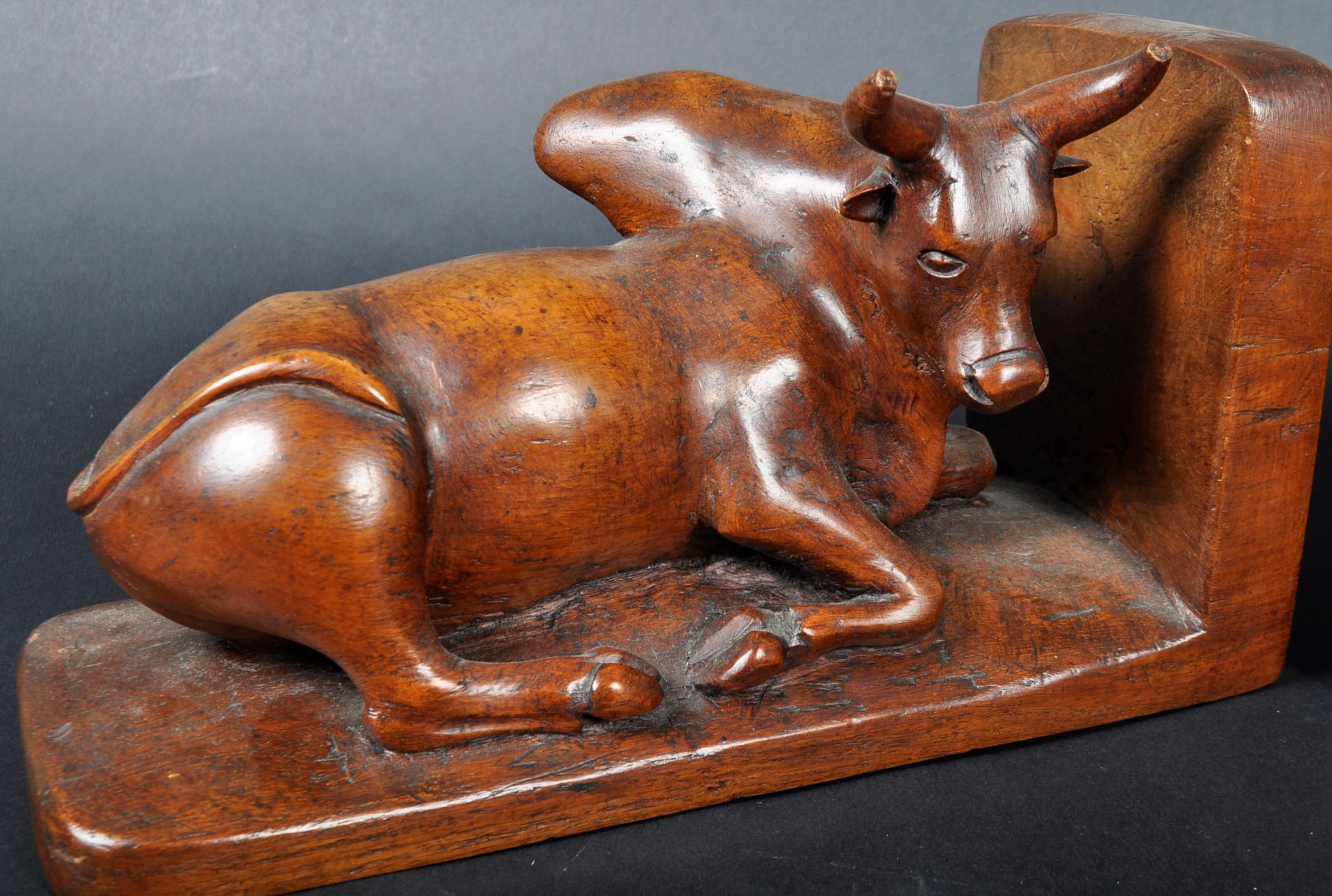 PAIR OF 19TH CENTURY CARVED WALNUT BUFFALO BOOKENDS - Bild 3 aus 8