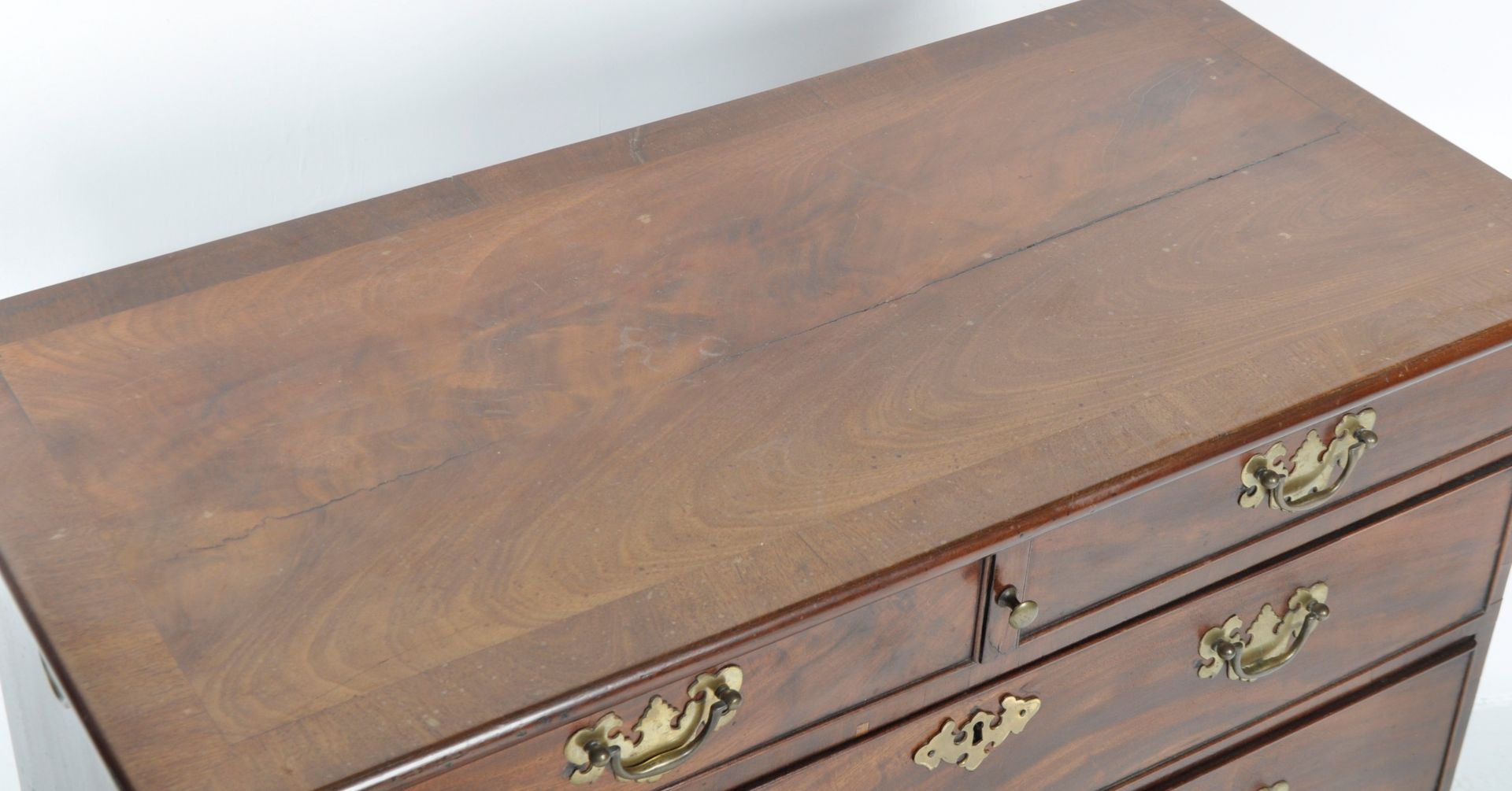 18TH CENTURY GEORGE III WALNUT BACHELORS CHEST - Image 3 of 13